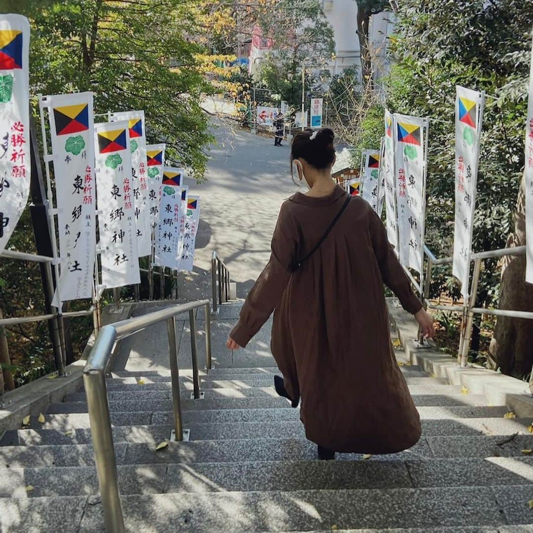 原田佳代子（ミス國學院No.3）さんのインスタグラム写真 - (原田佳代子（ミス國學院No.3）Instagram)「今日はとても穏やかな1日🌿 日露戦争中の海軍の英雄、東郷平八郎を祀った神社へ。  東郷神社の旗のカラフルなマークは、 日露戦争中に東郷平八郎率いる日本軍が 勝利した際に掲げていた「Ｚ旗」と呼ばれるもの。  東郷平八郎の功績は勿論ですが、 「至誠(まごころ)は神に通じる」 とその一生を貫かれた誠実な人柄を、 長く世界中に伝えようと建設された神社であることから、 勝利と至誠の神として人々の信仰を集めています。 「至誠」は私の座右の銘。 大切にしている言葉なので少しご縁を感じました☺️  手水のマナーもコロナ仕様にリニューアル  都会の喧騒を忘れ、歴史と日本人の奥ゆかしさを感じることのできる場所でした。神前式も行われていて素敵だった〜おめでとうございます🕊  #神社仏閣巡り #東郷神社 #東郷平八郎 #原宿 #パワースポット」11月21日 22時30分 - h.kacon