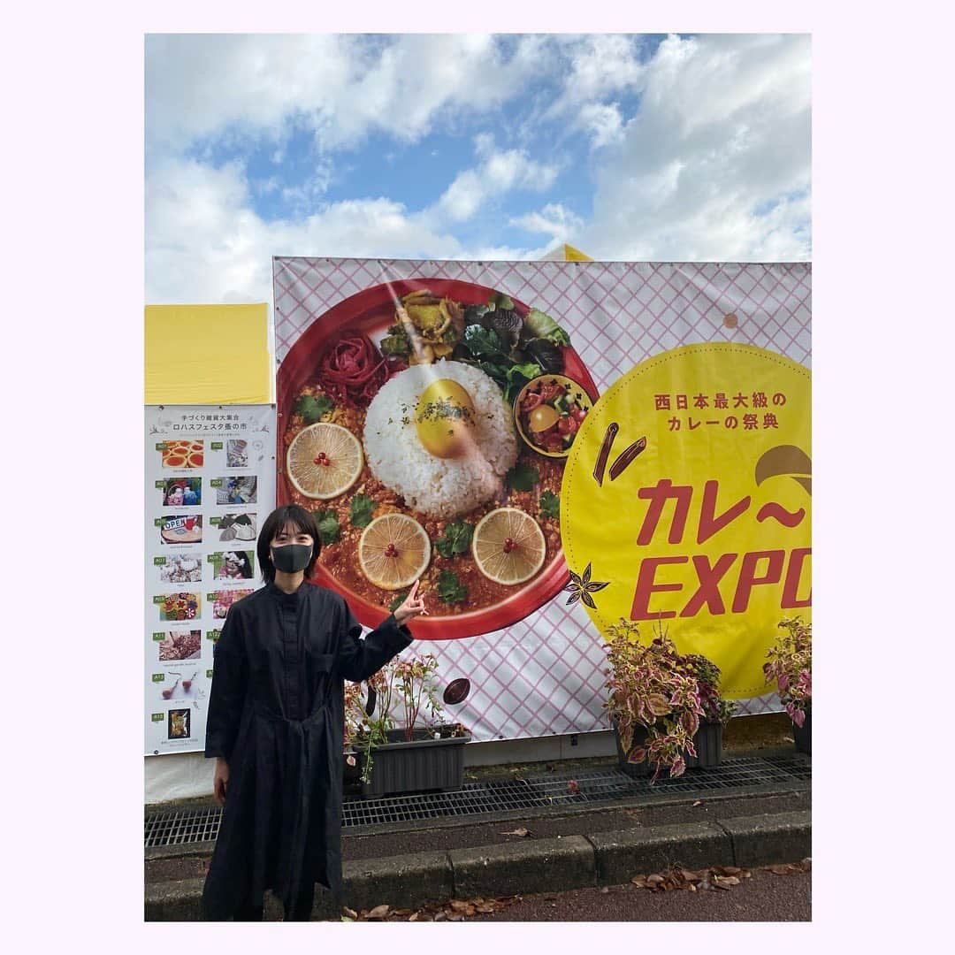 小塚舞子のインスタグラム：「開催中のカレーエキスポ。感染防止の対策もバッチリでたくさんのカレーたちが万博記念公園で待っています。　  全店試食会に参加させていただき、 ちょっとずついろんなカレーを🍛🤤 もちろんぜんぶ美味しいけれど 魚介系はハズレがないなという印象。 でもキーマ系も絶対食べたいし 欧風系もインド系もスパイス系も捨てがたい。 つまりやっぱりぜんぶオススメ。  おいしいカレー選びのコツは ズバリ『直感』だと思います。 カレーのビジュアルって わりとそのまんま味に出てることが多いです。 だからもう見た目が好き！ってカレーを選べばほぼ裏切られません。  カレー以外も充実しています。 ワイワイ！というわけにはいかないかもしれませんが、 なかなか行けないようなカレー屋さんも出店されているのでこの機会にぜひ😊  #カレーエキスポ#カレーexpo #カレーexpo2020」