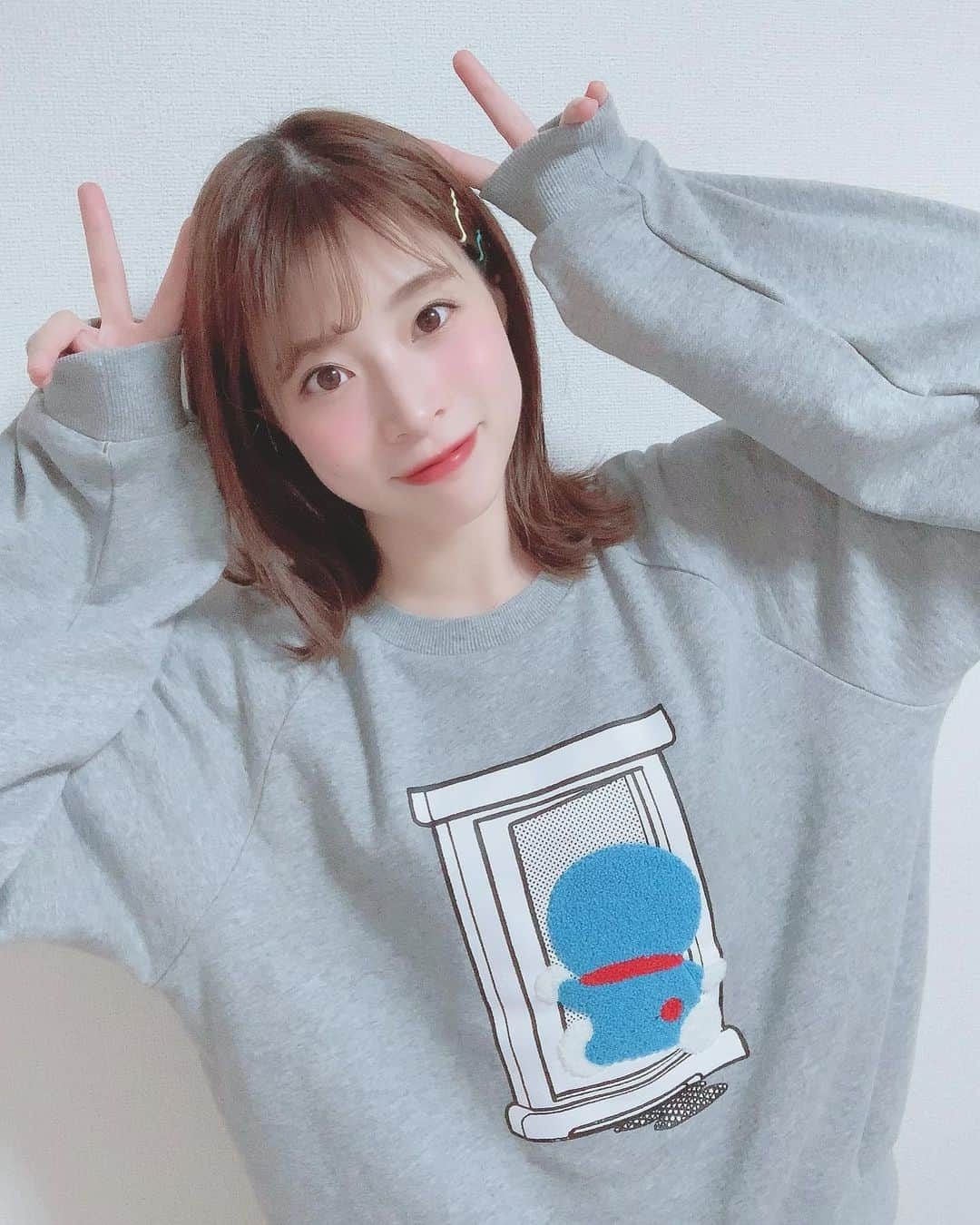 小菅怜衣のインスタグラム：「今日のこすげもん。 　 ドラえもんトレーナー♡♡♡ 　 　 久々にちゃんとメイクしました🙂 メイクって難しい。 なんか目がキツくなっちゃうんだよね。 どうしたらよいのか💄 　 　 明日はお稽古っ！頑張るぞ。 　 　 　 　 　 #ドラえもん #ドラえもんグッズ  #ドラえもん大好き #ドラえもん好きな人と繋がりたい  #フェリシモ #未来デパート #お台場  #ドラえもんミュージアム #きょコ  #instafashion #instadaily #japanesegirl #anime #doraemon」