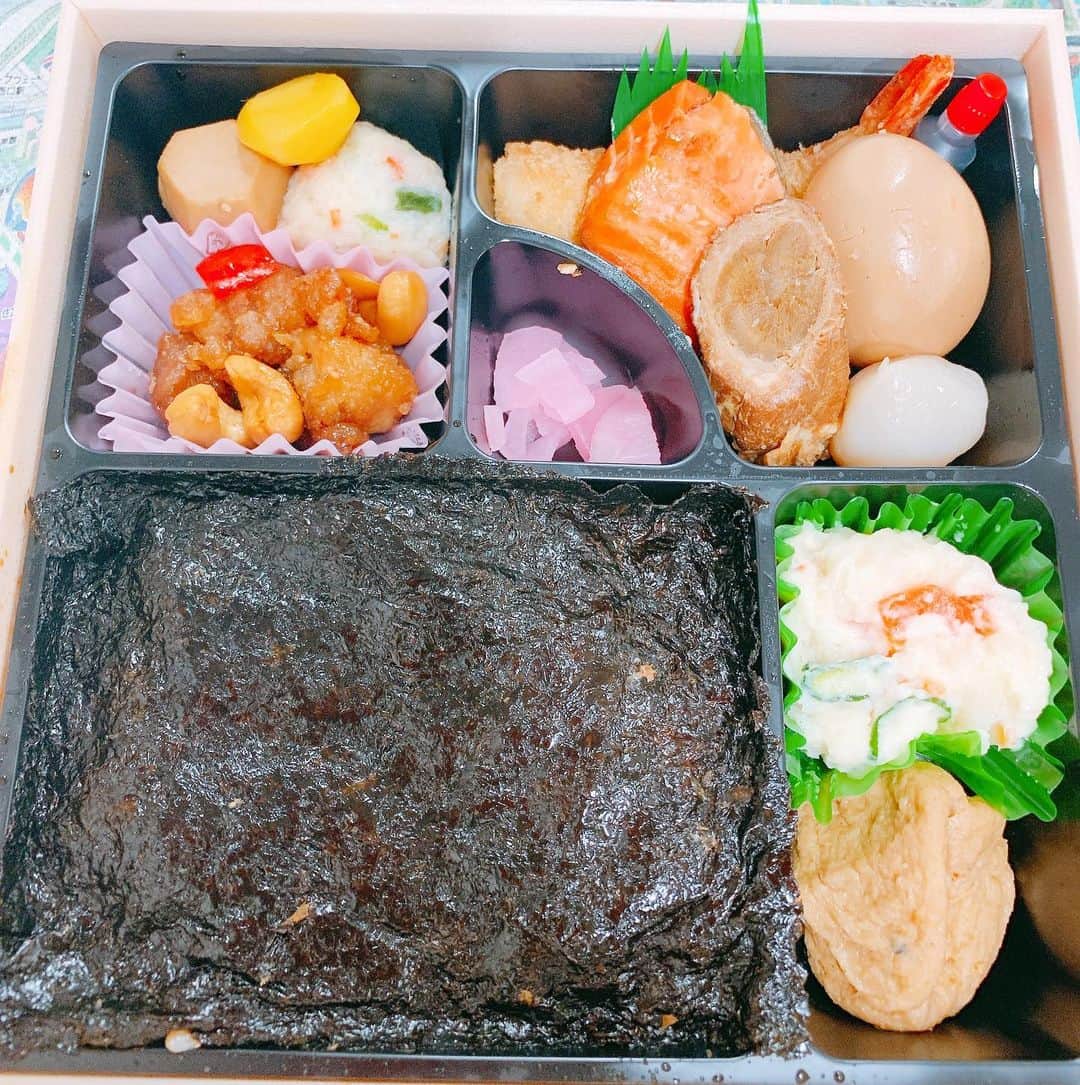 のインスタグラム：「東京公演最後の2ステ。 昼夜間の差し入れ、今日は松尾さんから大好きな津多屋の贅沢のり弁。 ご馳走さんした！ #フリムンシスターズ」