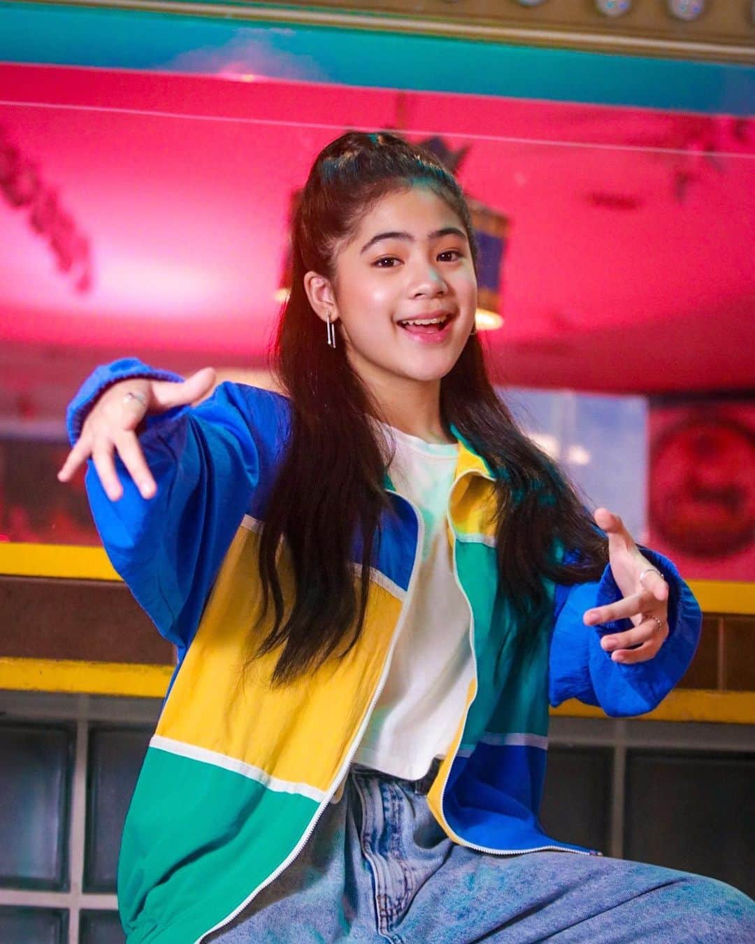 Niana Guerreroのインスタグラム：「did you know that Smiling is contagious? it affects your brain, and also the people around you. 😁💛 SMILE MV out now on bro’s yt ch 🎥🎬🤩」
