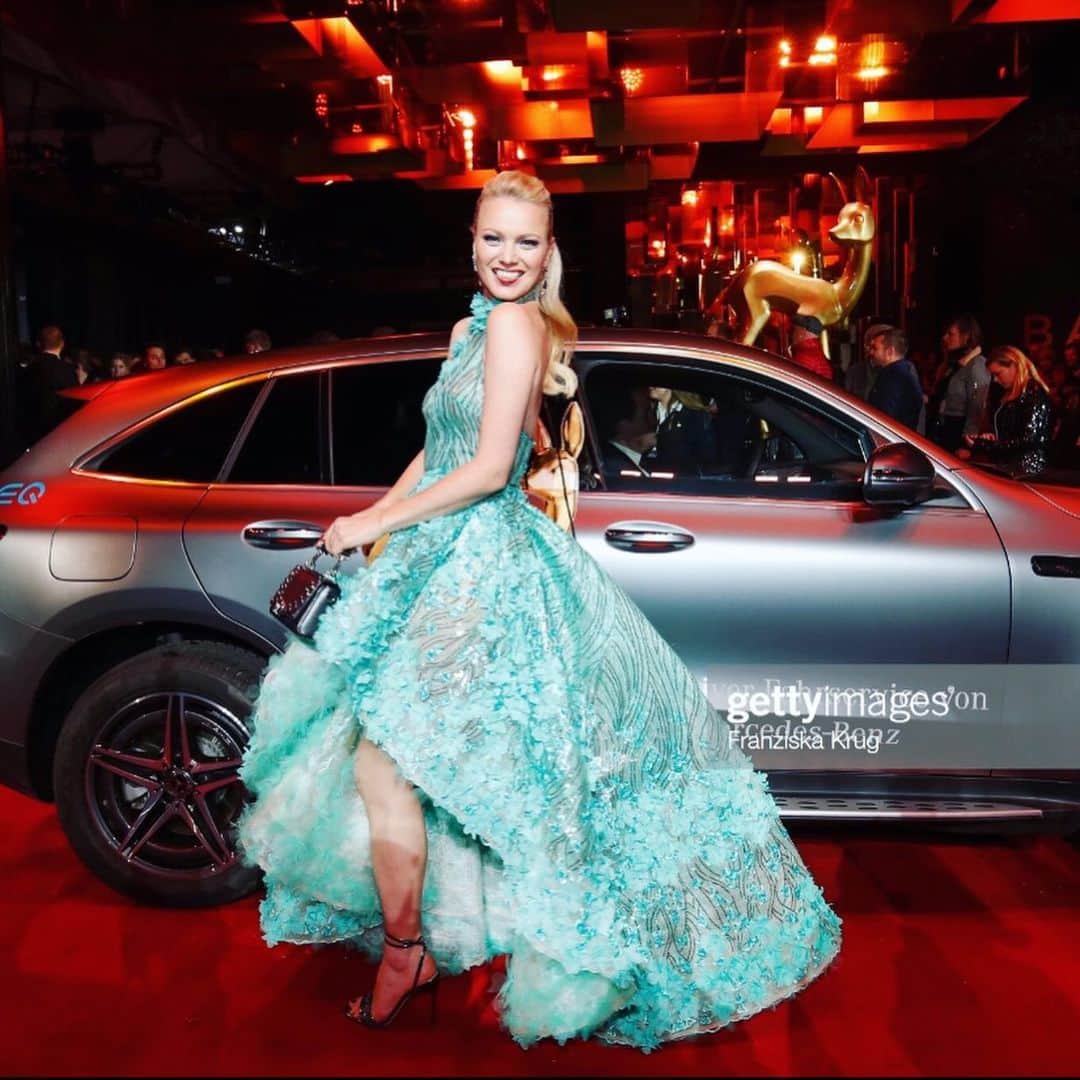 フランツィスカ・クヌッペさんのインスタグラム写真 - (フランツィスカ・クヌッペInstagram)「One year ago ❤️💋✨🧚🏻👗🦋 ... at @bambi_awards . Different times back then.. with glamorous events, traveling, custom made evening gowns, red carpets and lots of people . #bambi #precorona #redcarpet #dress @irene_luft  #jewelry @chopard  #bag @aignermunich  #heels @enclo.it  #car @mercedesbenz  #hair @schwarzkopf by @patrickgorra82  #enjoylife #everysecond」11月21日 22時33分 - franziskaknuppe