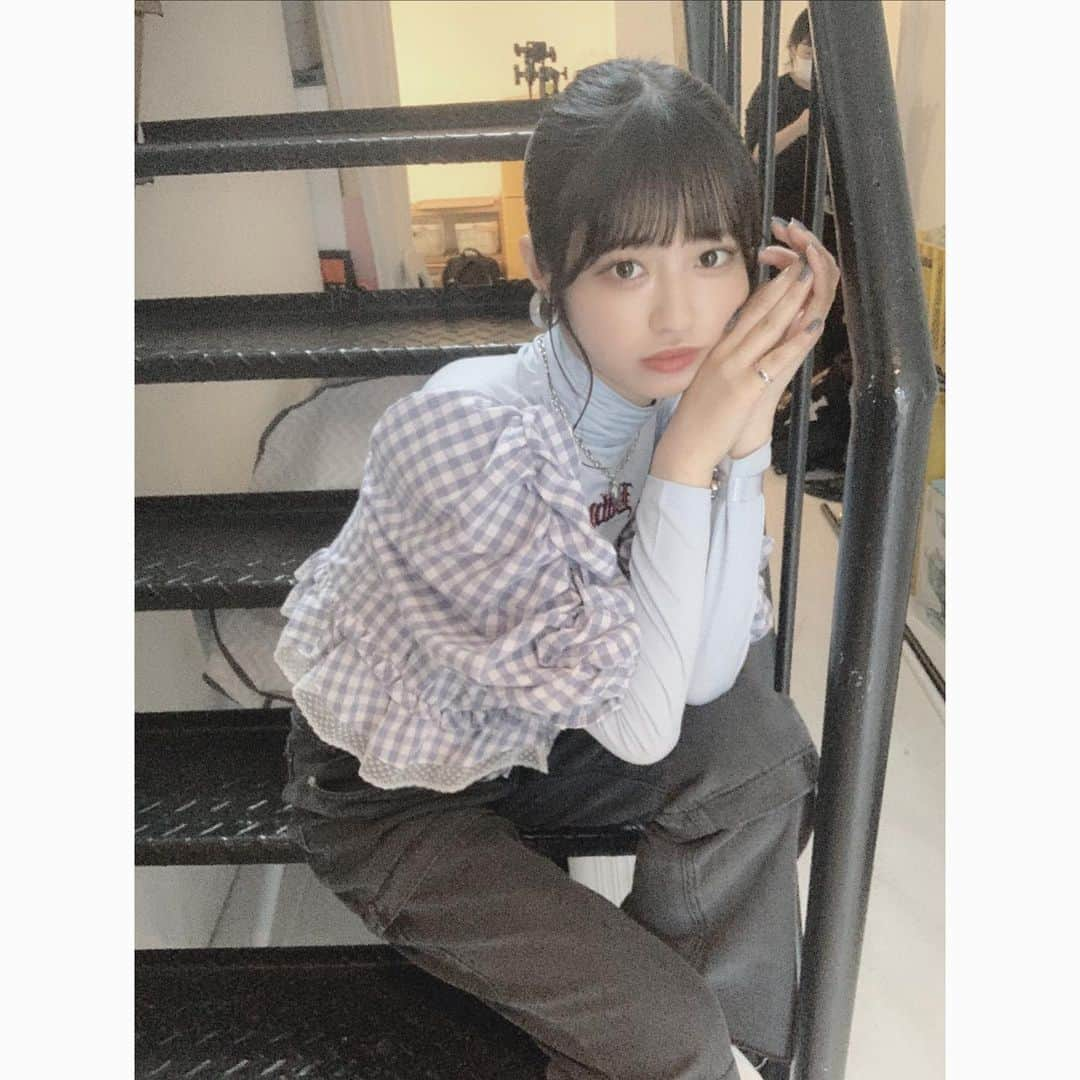 浅原凜さんのインスタグラム写真 - (浅原凜Instagram)「． MVのまだ載せてないオフショ︎︎☺︎ 私服衣装メンバーカラーでいつも着ない系統で可愛かった🐋🧊  この日まつげの調子がよい🙆🏻笑」11月21日 22時34分 - rinogsd728