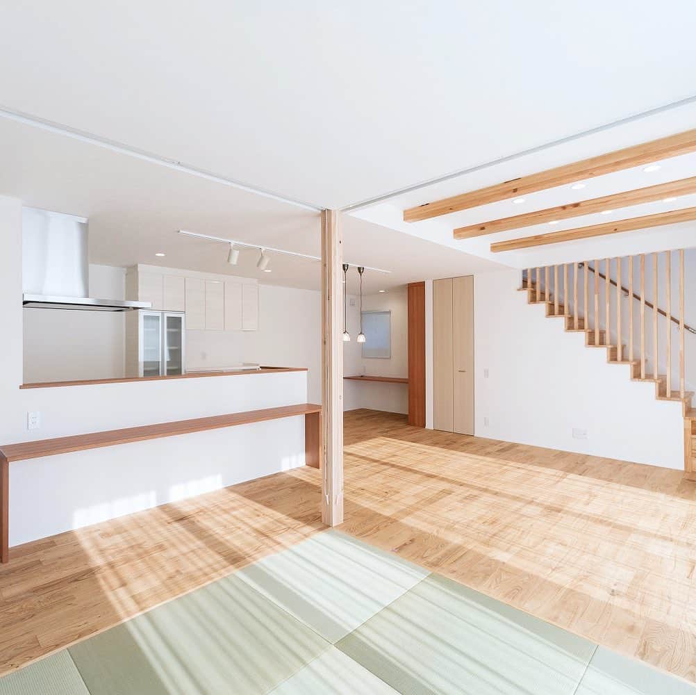のインスタグラム：「.﻿ 暖かい光の入るリビング🏠﻿ ﻿ キッチンから見える場所に畳スペースを配置したり、﻿ 回遊できるアイランドキッチンを採用したりと、暮らしを考えた間取りを設計しております♪﻿ ﻿ _____________________________ ✍🏻﻿ ﻿ “家族で 笑顔で 幸せに”﻿ ﻿ 福山市を中心に注文住宅や規格住宅を取り扱っている【ナチュラルハウス】です☺︎︎︎﻿ ﻿ 他にもたくさんの施工事例掲載しております🐾﻿ ﻿ 詳しくはこちら▼﻿ 📌@naturalhouse_﻿ ﻿ #リビング #暮らし #空間設計 #アイランドキッチン #キッチン #畳スペース #子育て家族の家 #ナチュラルハウス #福山ナチュラルハウス #福山注文住宅 #尾道注文住宅 #福山家 #福山工務店  #福山家づくり #マイホーム #施工事例 #デザイン住宅広島 #福山新築 #福山子育て #福山ママ #子育て家族 #家族で笑顔で幸せに」