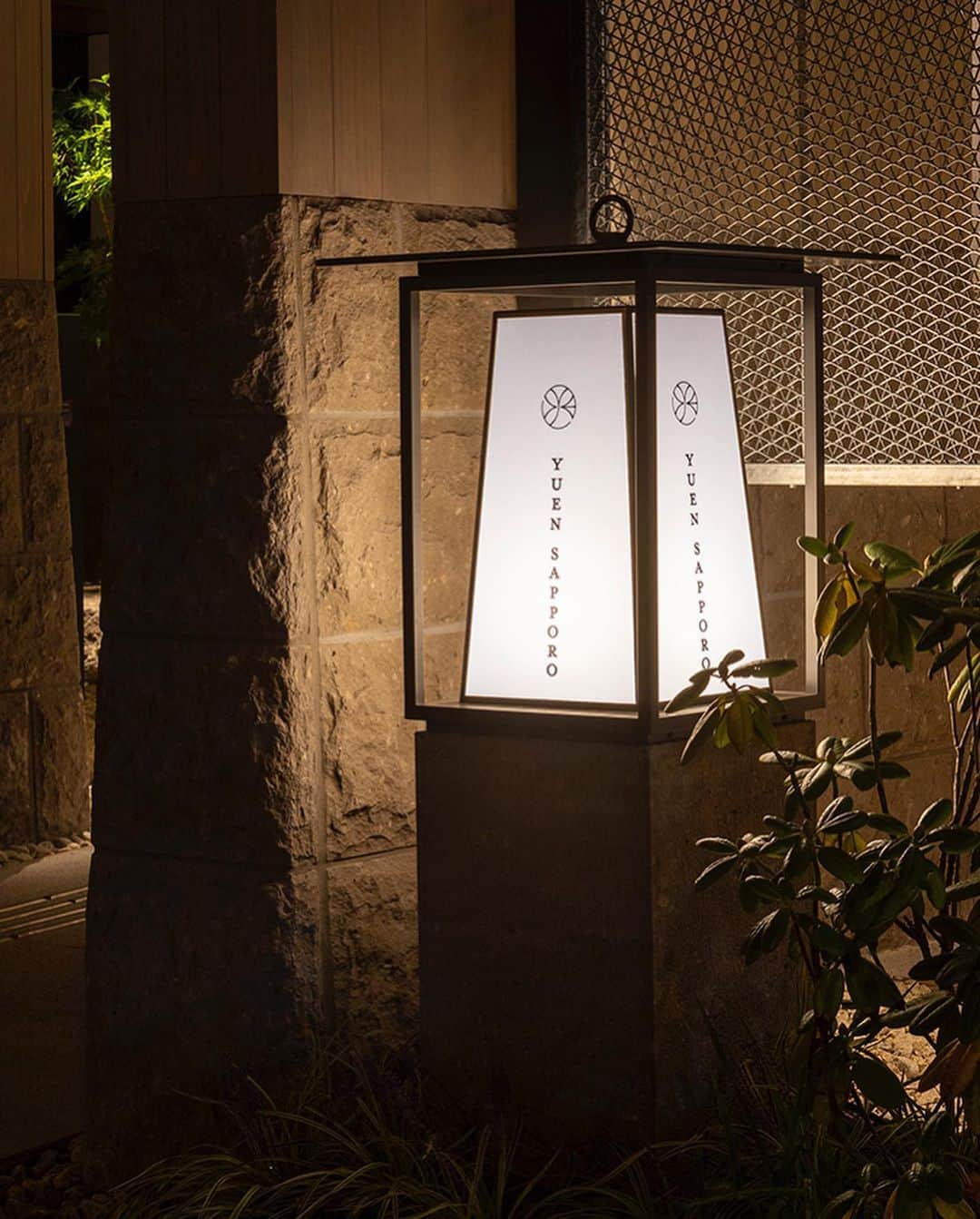 川上俊のインスタグラム：「Yuen Sapporo  @yuensapporo  by UDS Ltd. - Branding & design: logo, signs, graphic, items by @shunkawakami and artless Inc.  伝統的な日本の旅館様式と現代のライフスタイルとの融合をブランドコンセプトとして、伝統と現代の共存をデザインコードして。インテリアとサイネージで、ブランド体験のデザインを試みています。」