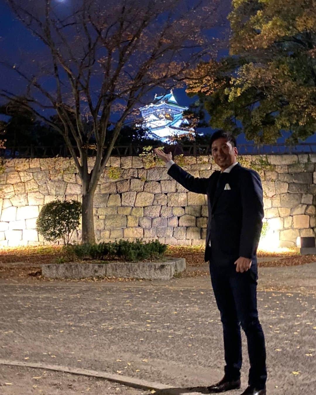藤川球児さんのインスタグラム写真 - (藤川球児Instagram)「#大阪城 の夜‼️ 良い夜景でした♪ もちろん撮影の時のみマスク外しましたよ😷  2枚目の写真はナイトモードの撮影でしたのでバグが発生しております。 お気になさらずに！ #kyuji22」11月21日 22時40分 - fujikawa_kyuji22