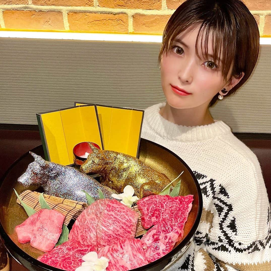 ききまるさんのインスタグラム写真 - (ききまるInstagram)「肉女子🥩💗 . 麻布十番にある @bulls.bulls.bulls で肉女子会👶🏻✨ メス牛主体の黒毛和牛専門店🐄！ すごくおいしかったああああ🥺❤︎ . インスタ映え間違いなし⬇️  ⭐️雲丹ユッケ ⭐️大判サーロインの炙り握り ⭐️プレミアムタン ⭐️ブルズ盛り(演出あり) ⭐️松茸の土鍋ご飯 ⭐️トリュフ入り炙り上ミスジ ⭐️抹茶アイスの白玉ぜんざい最中 . ボリューム満点でお腹いっぱいになってしまったので、松茸の土鍋ご飯はお持ち帰りさせて頂きました💗 .  【麻布十番 焼肉 BULLS】 📍東京都港区麻布十番2-5-1マニヴィア３F  . .  #黒毛和牛 #麻布十番焼肉 #麻布十番BULLS #和牛肉寿司 #トリュフ雲丹和牛 #赤身肉 #pr #肉スタグラム #肉女子　#女子会ディナー #女子会 #グルメ #グルメスタグラム #グルメ女子 #グルメ部 #ききグルメ #ぐるめすたぐらむ #東京グルメ #グルメ旅」11月21日 22時41分 - kikigram_97