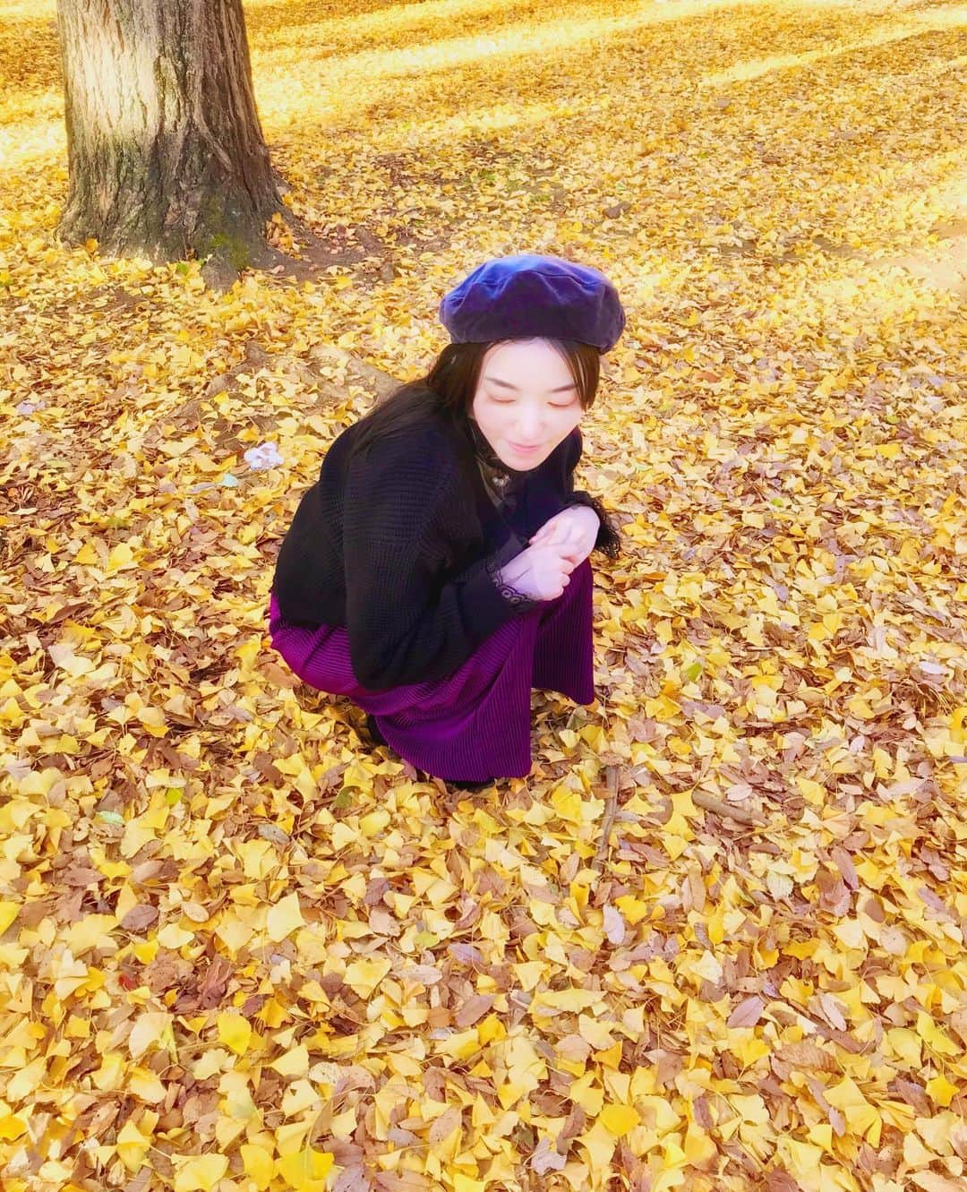 すずきあすかさんのインスタグラム写真 - (すずきあすかInstagram)「あったかい秋もいいね🍂 . . #父撮影 #秋 #銀杏 #銀杏 #落ち葉 #ポートレート #ポートレートモデル #portrait #落ち葉の絨毯 #秋コーデ #ベレー帽」11月21日 22時49分 - suzukiasukadesu