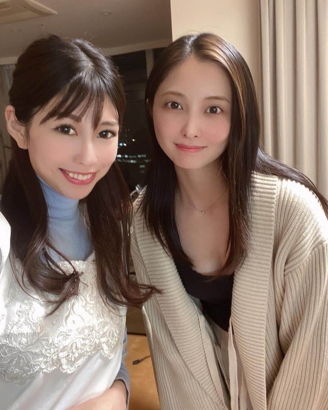 倉岡生夏のインスタグラム：「エプロン💓 ・ ・ 先日のお料理した時のお写真です⭐️ @erioishitokyo  さんいつみてもお美しい❣️(ツーショットありがとうございました😊) ・ 私はおnewのエプロンを着て気分があがりました❣️ いつもお洋服着ている、 @emiriawiz_official さんがなんと、エプロンをだしてくれて💓 私の為？と思うほど勝手に嬉しくなりました💓 ・ ・ 私はエプロンを30着以上持ってるので、エプロンにはこまかいんですけど、生地もよくて、長さもロングワンピースにも合うし、洗いやすさも良かったので、ピンクもgetしたくなりました💓 ・ ・ クリスマスに可愛いエプロン着てお料理をつくるのもいいですよね🎄🍰 ・ ・ 今年のクリスマスはなに作ろうかしらね〜🎄⭐️⭐️⭐️ ・ ・ ・ #クリスマス料理  #愛され料理 #おうちごはんlover  #料理教室 #エプロン #emiriawiz #大人可愛い #大人可愛いコーデ #アラサーコーデ  #料理好きな人と繋がりたい  #fashionstyle  #ootd」