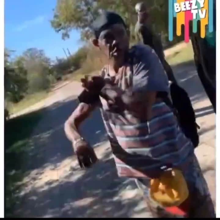 リル・デュヴァルのインスタグラム：「Get off of meeeeeeeeeeee! 😂😂😂😂😂😂😂 what did he ask the camera man to give him tho?」