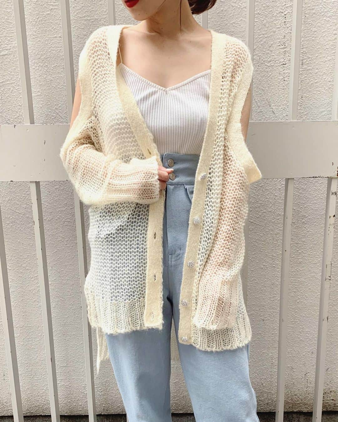 HONEY MI HONEY OFFICIALさんのインスタグラム写真 - (HONEY MI HONEY OFFICIALInstagram)「crochet long cardigan🎀  鍵編みの透け感が特徴のニットカーディガン フロントのボタンはラインストーンで華やかさをプラス オープンショルダーやバックの丈を長くして、印象的なアイテムに  @honeymihoney_official  @honeymihoney_style  #HONEYMIHONEY #表参道 #原宿 #南堀江 #大阪 #时尚 #我的最愛 #ハニーミーハニー #tokyo #osaka #outfit #fashion」11月21日 22時52分 - honeymihoney_official