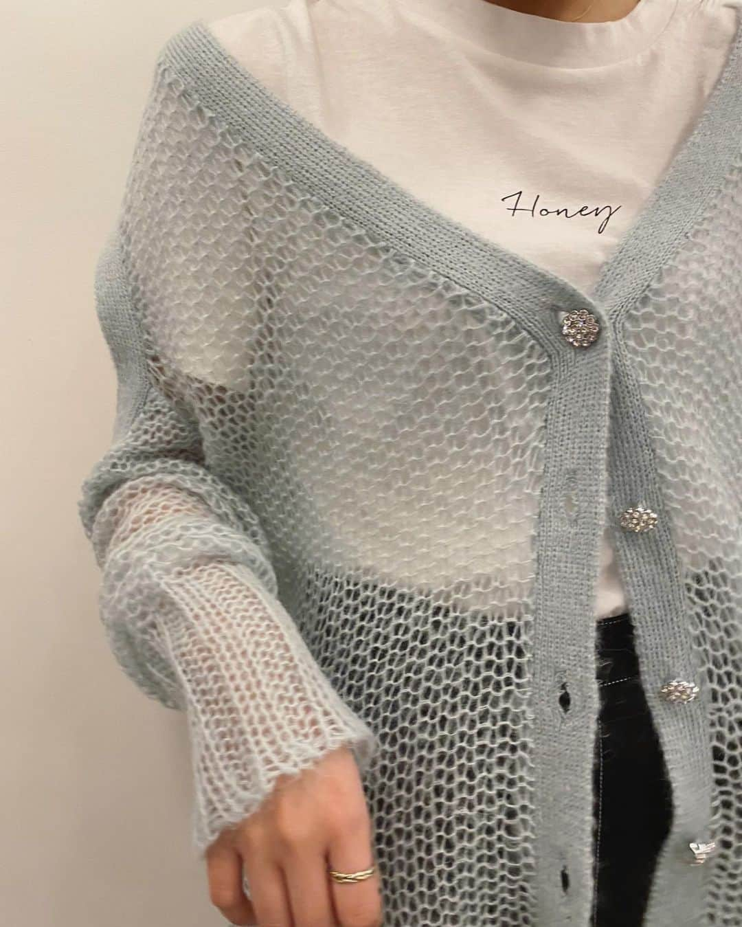 HONEY MI HONEY OFFICIALさんのインスタグラム写真 - (HONEY MI HONEY OFFICIALInstagram)「crochet long cardigan🎀  鍵編みの透け感が特徴のニットカーディガン フロントのボタンはラインストーンで華やかさをプラス オープンショルダーやバックの丈を長くして、印象的なアイテムに  @honeymihoney_official  @honeymihoney_style  #HONEYMIHONEY #表参道 #原宿 #南堀江 #大阪 #时尚 #我的最愛 #ハニーミーハニー #tokyo #osaka #outfit #fashion」11月21日 22時52分 - honeymihoney_official