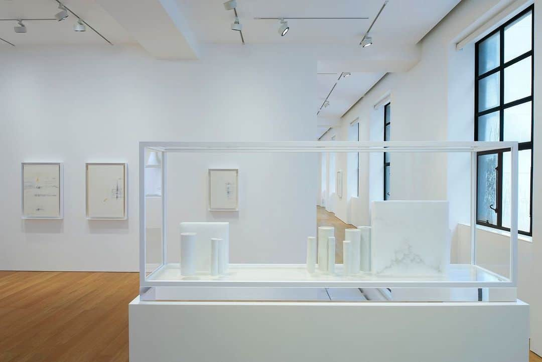 ガゴシアン・ギャラリーさんのインスタグラム写真 - (ガゴシアン・ギャラリーInstagram)「#EdmunddeWaal: "cold mountain clay," an exhibition of new and recent works by Edmund de Waal, is now on view at Gagosian, Hong Kong.  The exhibition takes its title from the famed "Cold Mountain" poems, a series of verses by the monk Hanshan, who, according to legend, lived as a recluse on a Chinese mountaintop during the Tang Dynasty (618–907 CE).  Inspired by Hanshan’s practice of writing on rocks, tree trunks, and cave walls—thereby letting the elements erode his verses—de Waal’s new works are made through a cycle of inscription and effacement. He begins by coating a wood panel in liquid kaolin; while the slip is still wet, he floats flecks of gold leaf and writes lines of Hanshan’s poetry in graphite, oil stick, and charcoal. He then brushes these marks with additional layers of slip, repeating the process multiple times to produce a “fugitive poem,” a palimpsest of text that emulates the haze of memory. Follow the link in our bio to learn more about the exhibition. __________ #Gagosian @edmunddewaal Installation views, "Edmund de Waal: cold mountain clay," Gagosian, Hong Kong, November 20, 2020–January 9, 2021. Artwork © Edmund de Waal」11月21日 22時55分 - gagosian