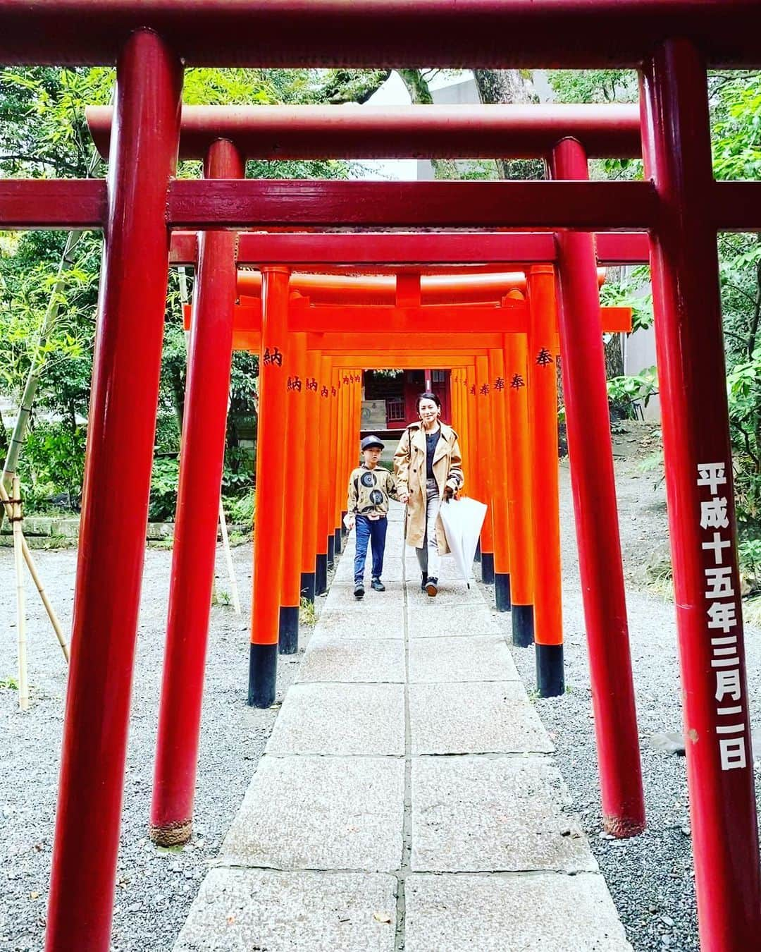 桃生亜希子さんのインスタグラム写真 - (桃生亜希子Instagram)「温泉の帰りに寄った来宮神社⛩。 　樹齢2000年以上という大楠に会いに行って来ました。 　落ち葉がハート型に集められていたり、蛇が祀られている池があったり、とてもユニークでパワーを感じる神社でした。🙏✨  #大楠　#来宮神社 #温泉旅行　#パワースポット #旅行 #trip #travel」11月21日 22時55分 - pinokosugar