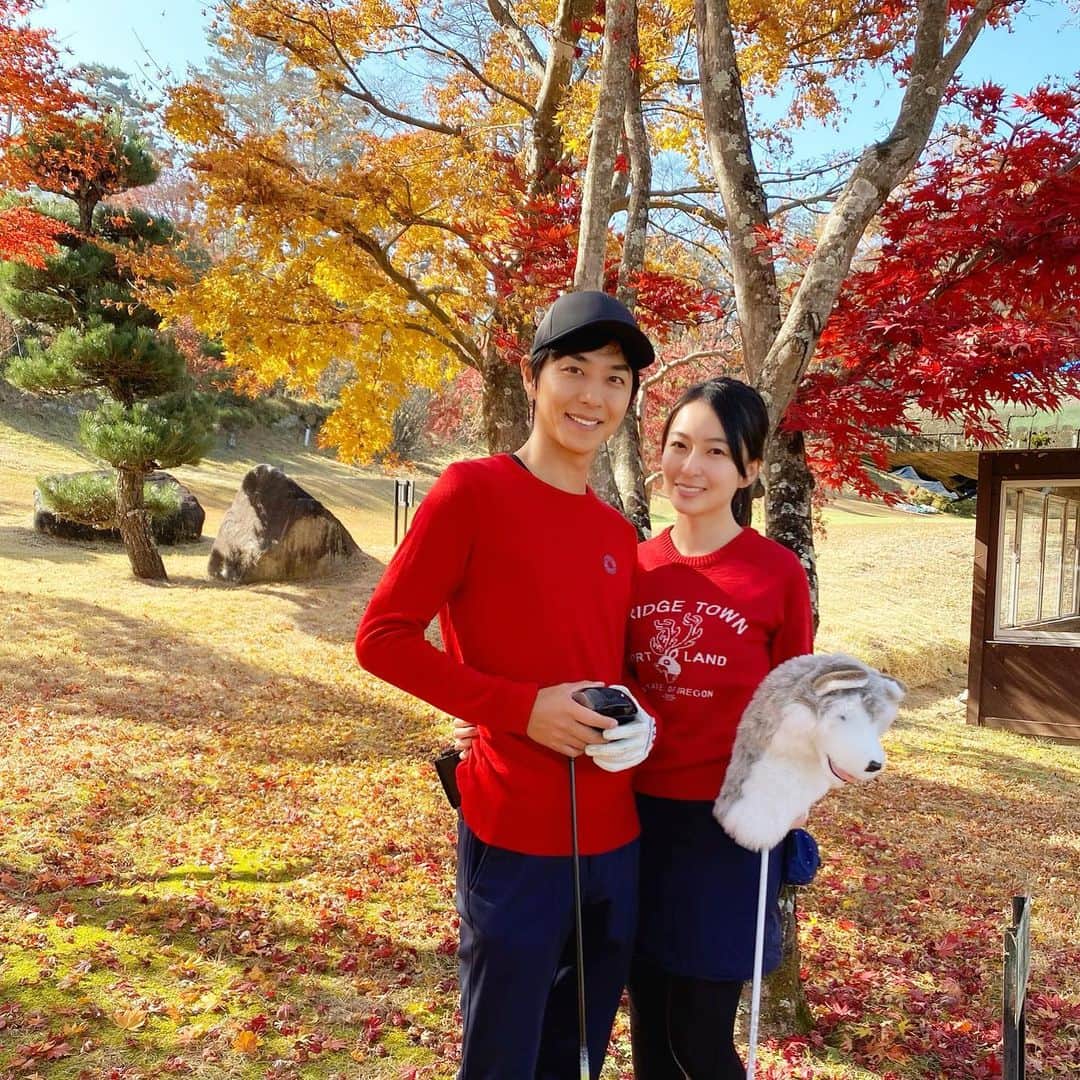 岩間恵のインスタグラム：「いつかのゴルフ⛳️  ふるさと納税の返礼品として、 笛吹市のゴルフ場プレー券があるよ😉🍁 地元のゴルフ場で練習してます🌾  ...ウェア、色だけお揃いにしたんだ〜😂😂 ゴルフだと派手なものも着れるから楽しい💓  ちなみにこの時ベストスコア更新しました！ 118でまだまだだけど、、、。 がんばろ😌😌」
