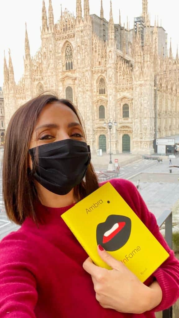 Ambra Angioliniのインスタグラム：「“Quando leggo un libro che mi piace è come se i miei pensieri volassero via, oltre la pagina che sto leggendo”. Da oggi al 29 novembre, andando in una libreria che aderisce al progetto #ioleggoperché, si può regalare un libro ad una scuola. E mi piace, per questa occasione cosi’ speciale, condividere con tutti voi il progetto “Il mio libro ha detto che sono speciale” che qualche anno fa ho scritto e realizzato insieme al mio amico Max Croci.  @ioleggoperche #ioleggoperche @rizzolilibri #InFame」