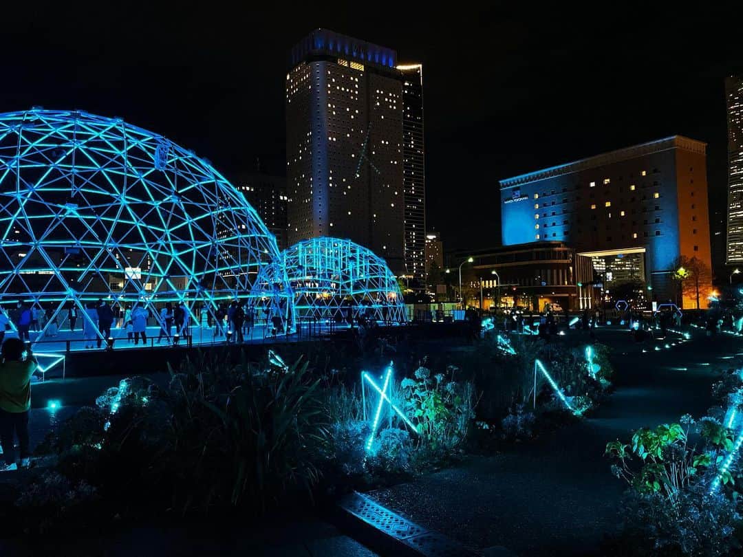 ながしまみのりのインスタグラム：「横浜で開催中の「ヨルノヨ -YOKOHAMA CROSS NIGHT ILLUMINATION-」﻿ ディレクションと音楽をやらせていただきました。﻿ I did contents direction and sound direction (compose) for “yorunoyo -YOKOHAMA CROSS NIGHT ILLUMINATION-”﻿ ﻿ ----﻿ 企画提案からだと約半年がかり、わたし史上過去最大規模イベントがはじまりました。﻿ ﻿ メインの新港中央広場はとても素敵な空間になったし、﻿ 横浜各所の建物を光らせて街というスケールで演出する横浜ならではな大規模なこともできたし、﻿ 音楽に関しては、新港中央広場にあるCROSS DOMEでヤマハさんのご協力の元、立体音響技術を使って楽曲と空間に合った音環境がつくれました。﻿ そしてなにより、わたしが尊敬しているクリエイターたちと久しぶりに一緒につくれたことが嬉しかった！！﻿ ﻿ 12/26までやってます❄️﻿ ------------------------------﻿ 【開催概要】﻿ タイトル：「ヨルノヨ -YOKOHAMA CROSS NIGHT ILLUMINATION-」﻿ 会期：令和2年11月20日(金)～12月26日(土) 18時～21時05分 ﻿ 開催場所：新港中央広場と周辺エリア ﻿ 公式URL： https://yorunoyo.yokohama/﻿ 入場料：無料﻿ ------------------------------﻿ Follow : @yorunoyo2020 ﻿ ・﻿ #ヨルノヨ﻿ #yorunoyo﻿ #横浜﻿ #イルミネーション﻿ #yokohama﻿ #illumimation﻿ #installation﻿ #ヤマハ﻿ #yamaha」