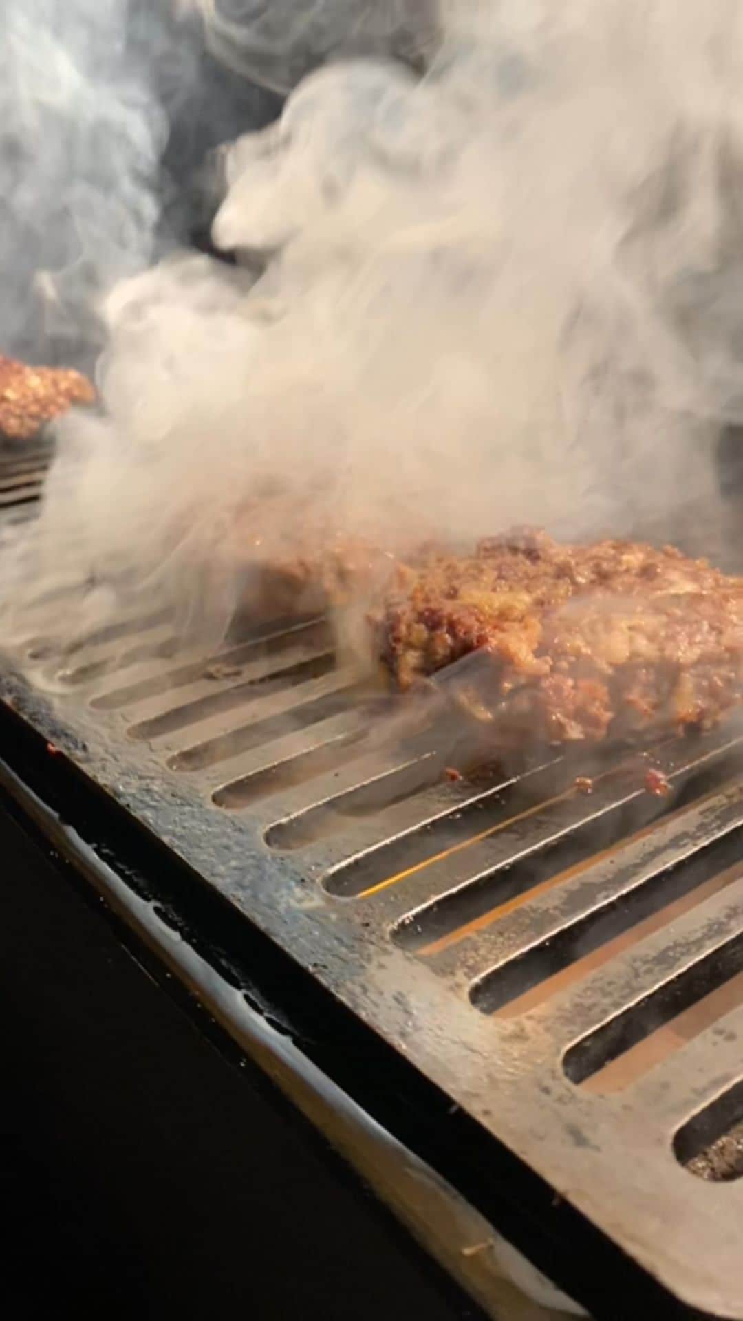 カルフィン・ヨン・ア・ピンのインスタグラム：「Who’s joining me next time? #wagyubeef #burger」