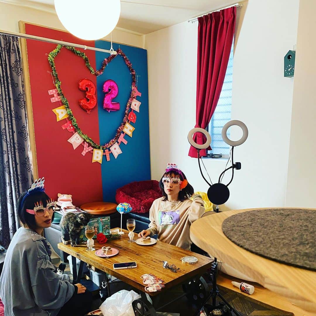 小春のインスタグラム：「誕生日でした。 美容院から帰ったら祝ってた。 32歳もワイワイワイしてやる〜」