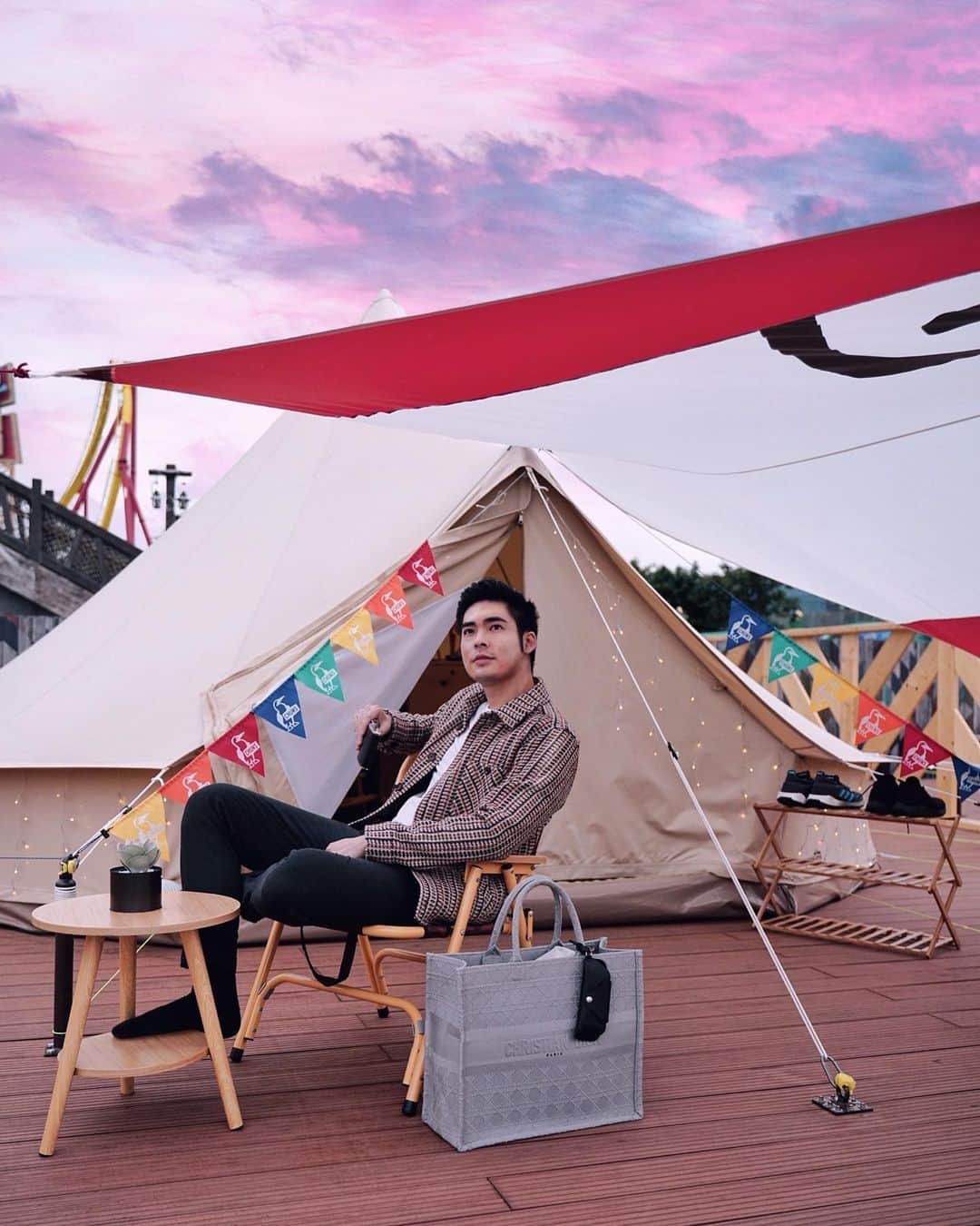 Christoffer Chengのインスタグラム：「Ocean Park is a theme park special to HK as well as to me, I grew up visiting the park many times and it gave me so many beautiful memories!! But never have I ever imagined I’d be able to spend a night glamping here!! Super comfy little tent that fits 4, with legit beds, AC and a little chilling area. With this staycation you can also come close to the sea lions to get to know more about them and if you’re lucky, the sleepy sloth might be awake for photos!! 😍😍😍😍 @hkoceanpark」