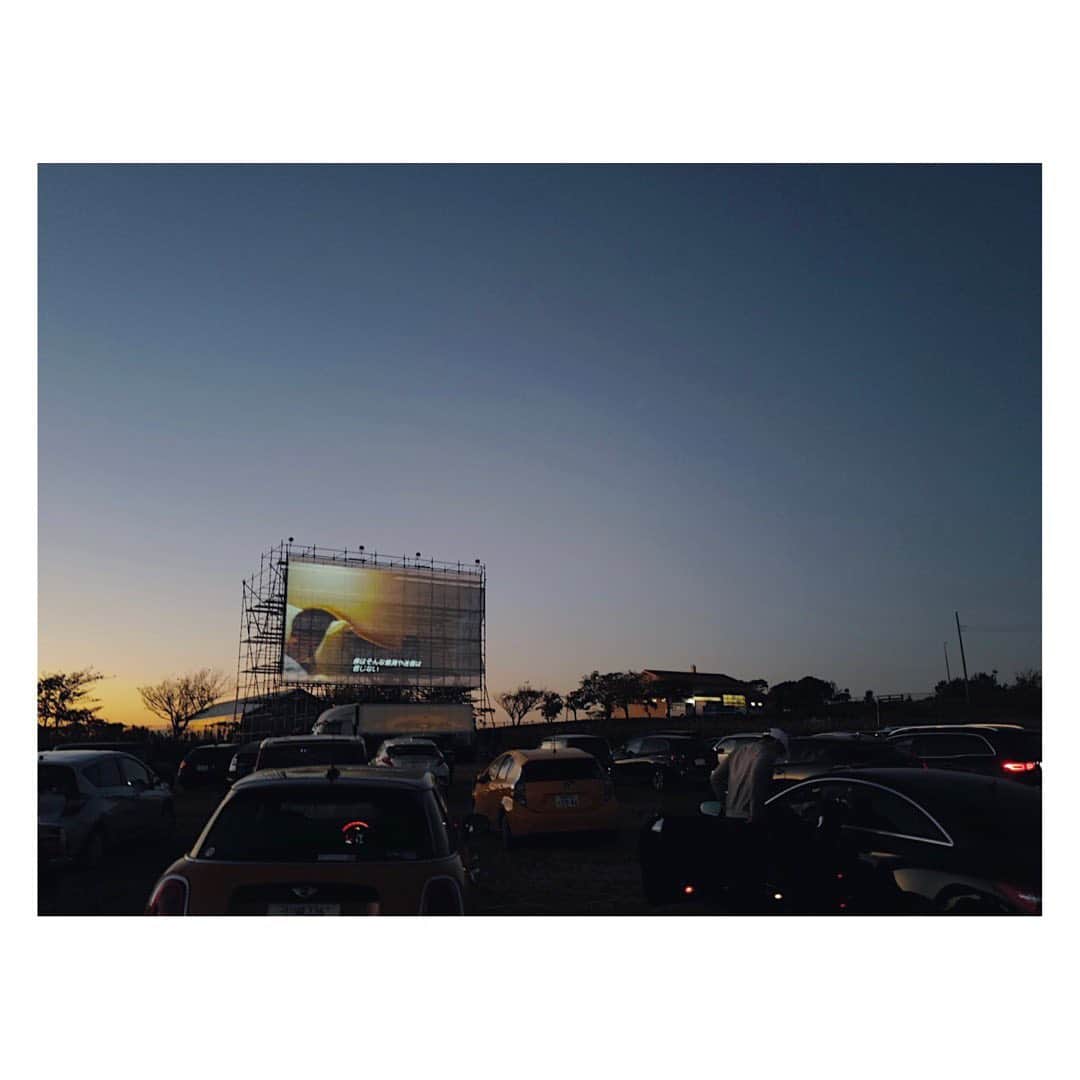 土井地恵理子さんのインスタグラム写真 - (土井地恵理子Instagram)「Drive in Theater📽🚗  車から見る映画。 音はラジオから。  広々とした空の下 綺麗な夕陽と星空と、良い時間だった！  海外気分で楽しかった🇺🇸  @b_theater_   #driveintheater #beams #cinema #ドライブインシアター #シネマ #映画 #iPhoneのナイトモードにびっくりした😳 #+Jのダウンが早速活躍」11月21日 23時09分 - ericodoiji