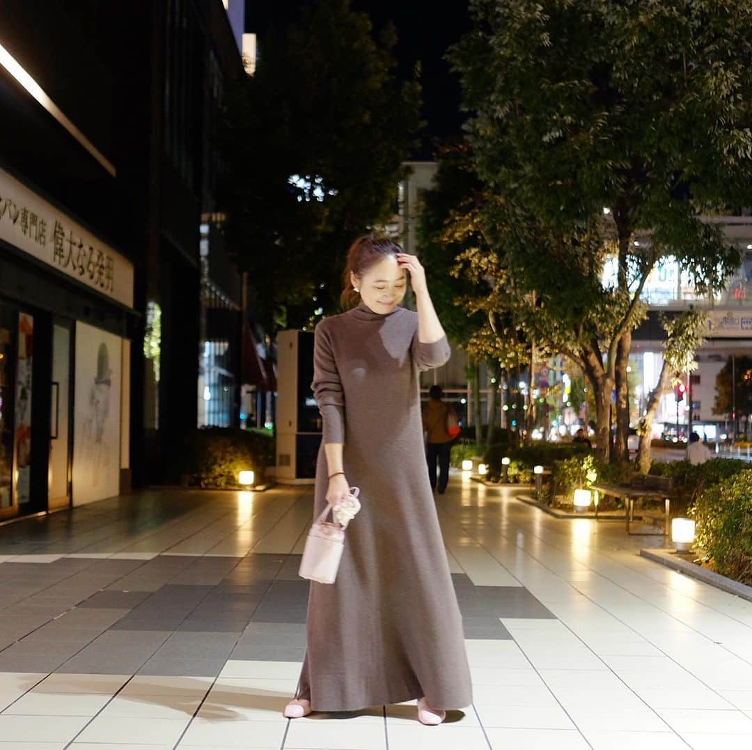 Keikooooooのインスタグラム：「秋コーデ♡ ぶらうん×ぴんく🤎💗 とっても綺麗な形のニットワンピでつ。 160センチで、サイズはMサイズ！ 丈がギリギリだったのでSでもよかったかも🤔🌿 旦那さんに褒められワンピでした😚🙌🙌💕 ニットワンピって楽ちんでいいわぁ~、、。 . #urs #ユアーズ #urs_styling #urs_official  #タートルネックロングフレアニットワンピース #ママコーデ#女の子ママ  @urs_official」