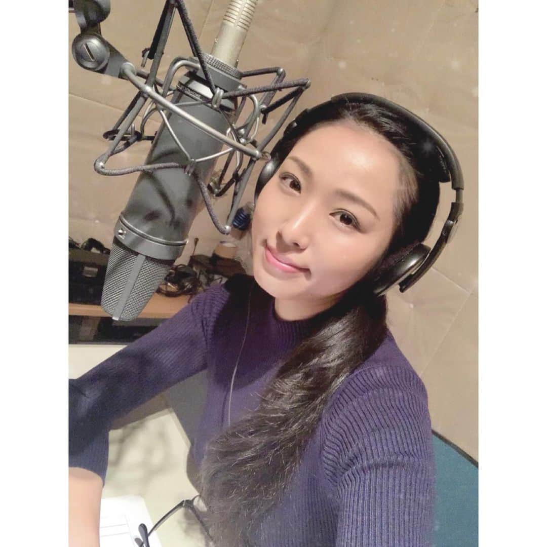 のインスタグラム：「オンラインセミナーの影ナレ収録🎤 現場にいなくても、事前収録できるのって「お〜！」って感じよね☺️ 英語多くて、イントネーションにも苦戦したけど 台本40Pほどあって、読み自体は1時間ぐらいで終わったかな？ . . それにしても、毎回スタジオ行くたびにマイクとか機材良くて 宅録環境整えようか悩むよね… そして、ボイスサンプルも1年に1回は変えたい🎤 やっぱり1年の経験って本当に財産🤝 年内にボイスサンプル新しいの録ってこようかなー！ 宣材も今月中に新しいの撮ってもらいたい📷 #司会 #mc #モデル #model #リポーター #ナレーター #reporter #ナレーション #スポーツmc  #イベント #イベントmc #神戸麻衣 #キャスター」