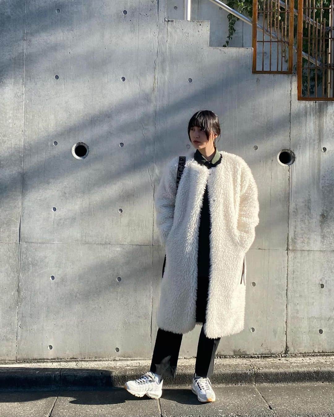 Kayumi Asukaのインスタグラム：「お久しぶりの私服。 ホワイト×カーキの組み合わせにハマってて、この日もそう！ Tops: vintage Bottom: vintage Outer: @casa_fline  Shoes: @nike  Bag: @stellamccartney  #casafline  #nike #stellamccartney  #お久しぶり私服」