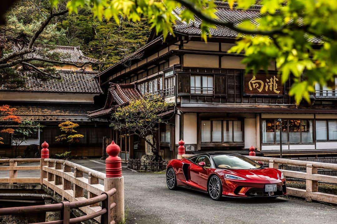 McLaren Automotiveさんのインスタグラム写真 - (McLaren AutomotiveInstagram)「Traditional Japanese architecture is celebrated throughout the world for being breathtakingly beautiful. Tradition meets modern with the McLaren GT in the mountains of Japan.」11月21日 23時17分 - mclarenauto