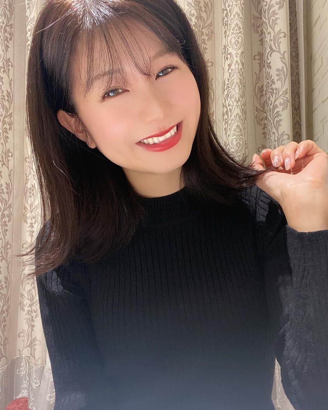 谷川愛梨のインスタグラム：「: 今月もメンテナンスへ🐰🥕 安定のピーリング+トリートメント🍎 季節の変わり目で荒れはじめて テンション下がりまくっていたので いてもたってもいられず お仕事前に駆け込みました🏃‍♀️💨 季節の変わり目はいつも困っちゃうけど tokyo hills clinicさんが助けてくれるので ほんっとに心強い味方です😭✨ 通い始めてから目に見えて どんどん良くなっているから嬉しい🎼 続けるって大事だなと改めてしみじみ〜☺️ そして、いつもスタッフの皆さんが綺麗過ぎて 目が幸せ過ぎて...毎月通うのが密かな楽しみ🤫🤍 #東京ヒルズクリニック」