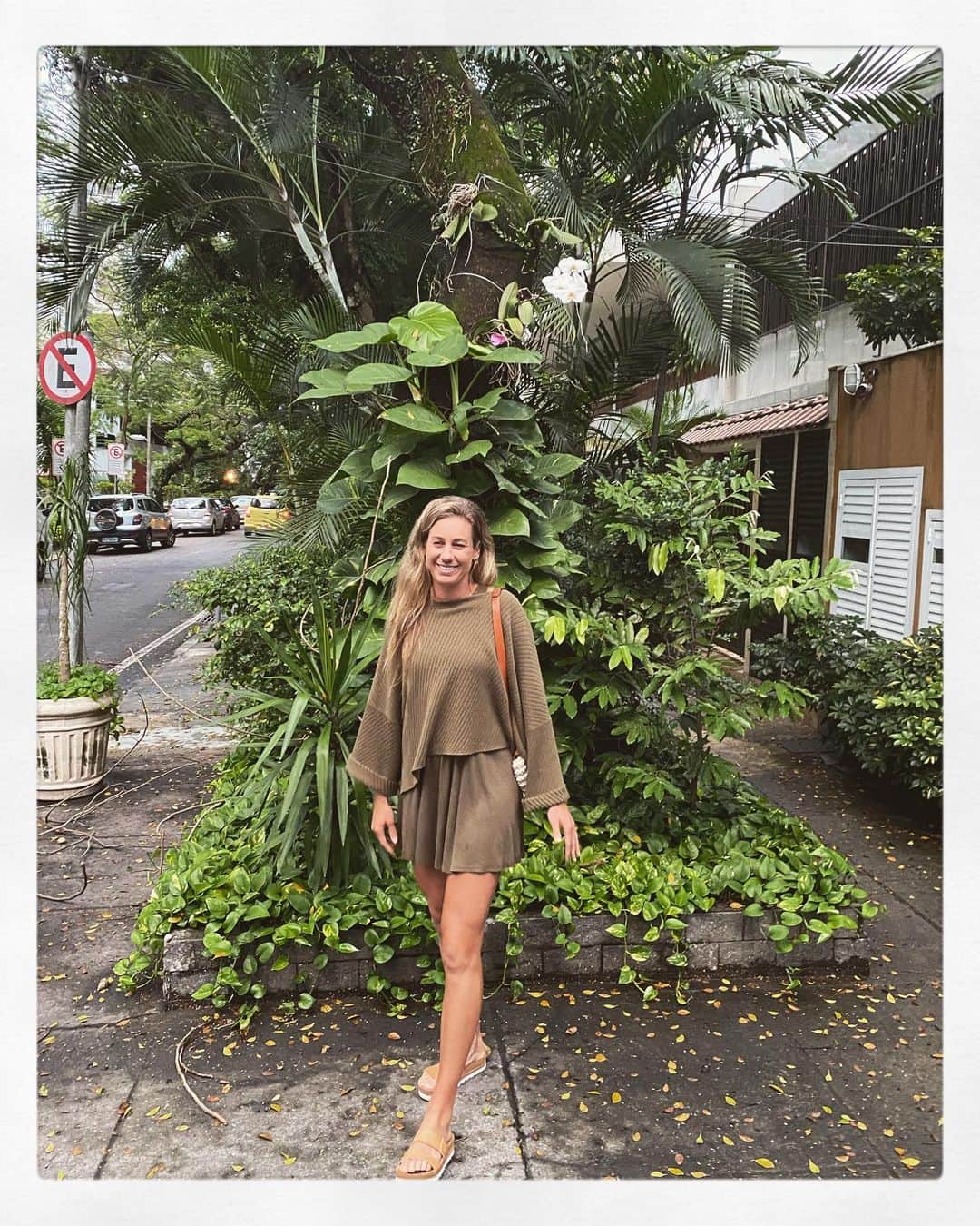 エイプリル・ロスのインスタグラム：「Ipanema🌿🌼💚  📸: @alixklineman」