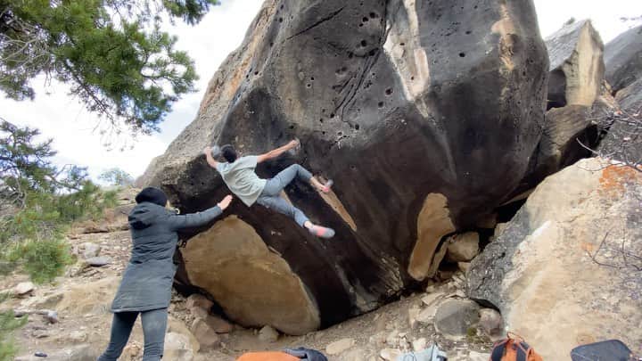 ポール・ロビンソンのインスタグラム：「A sick one from Joe’s last week, “Bareskin,” some where in the V10-v12 range 😂 Joe’s video coming soon! Getting back on that YouTube grind soon :) can’t wait to start making videos again! #bouldering」
