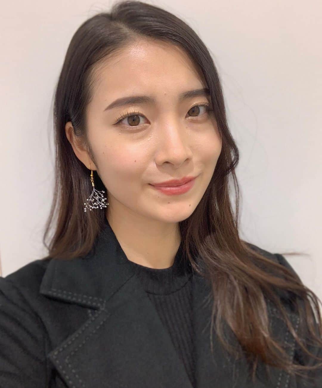 鳥や尾理沙のインスタグラム：「遂に、明日本番です。  約2ヶ月間、至らない点も多かったこんな私でしたが最後の最後まで投票報告や応援メッセージなど、どんな時でも常にずっと支えてくださった皆様、本当に本当にありがとうございました。  何度もつまづき考え直したり、何度もご迷惑をおかけしてしまいましたが、皆様からのお声かけがあったからこそこうやって最後まで続けることができています。 明日は、そんな皆様へ感謝の想いを胸に全てを出し切って素晴らしいステージにします。 そして、必ず恩返しします。  是非、会場や配信にて５人最後のステージを観て頂けると本当に嬉しいです。宜しくお願い致します。  そして、同時に、、 毎日投票#とやぽち は本日で終了となります。 投票がお済みでない方は是非、最後の投票宜しくお願い致します。  本当に毎日投票してくださった全ての皆様ありがとうございました。  明日の《14:40〜14:45頃》の当日投票が最後となっています。わずか５分間です。 最後にもう一度お力を貸してください。 どうかどうか宜しくお願い致します。🙇‍♂️  では改めて、ミスキャンパス同志社女子ファイナリストとしての最後の日。 明日、11月22日みなさんに感謝をお伝えします。 是非お待ちしています。  長くなりましたが、最後まで読んでくださった皆様、本当にありがとうございました。  では、また明日💐  ミスキャンパス同志社女子2020 エントリーNo.2  鳥𥫤尾 理沙」