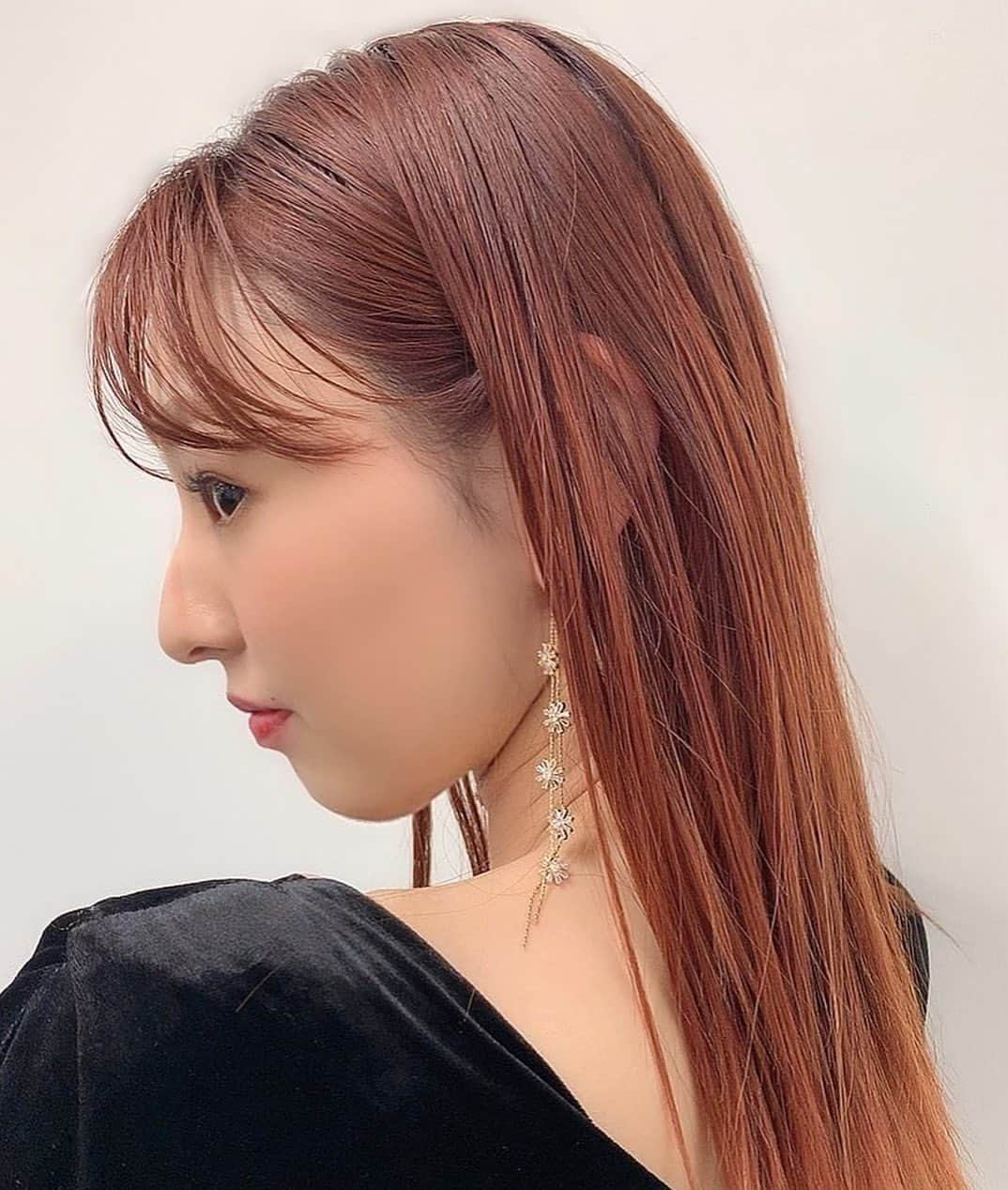 小林ひかるのインスタグラム：「「Heart to Heart 2020 ～Covers～」﻿ 先週15日はSENDAI GIGS﻿ そして本日はZepp Namba公演﻿ ﻿ お越しくださった皆さん本当にありがとうございました☺️﻿  最近ゲットしたお気に入りのイヤリング🌼 ﻿ ﻿#HtH #中島卓偉 さん #鈴木愛理 さん #pinkcres #hth2020 #flower #earring」