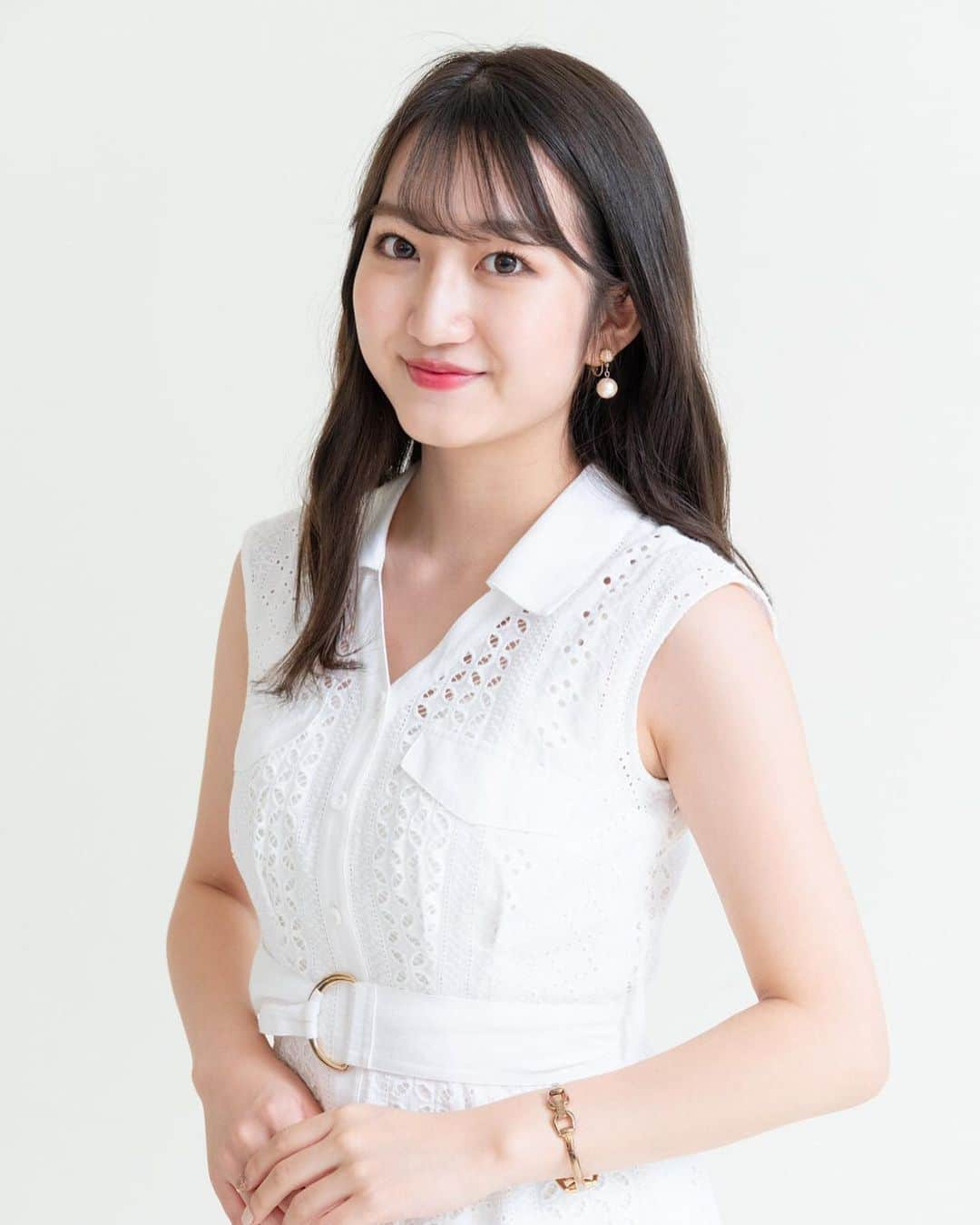 華山友希のインスタグラム：「皆さんこんばんは  ついに明日11月22日12〜15時 showroom https://www.showroom-live.com/msdoshisha2020 と17live https://17.live/profile/r/13318979   2つの無料アプリにてファイナルイベントが行われます。私のプロフィールのURLに貼っております🙌🏻  ファイナリストに選んでいただいた日、 お披露目された日が昨日のことのように思い出されます。この日からは成長できたかな😌  約4ヶ月間オンラインのみでの交流となってしまいましたが、応援してくださった方々本当にありがとうございました。 明日のファイナル、悔いのないように全力で頑張りますので是非最後まで見届けてくださると嬉しいです✨  ⚠️当日票⚠️ 配信を見ている方のみ、当日投票できます。審査に重要なので、よろしくお願いします😭🌸　  スタッフさんも、ファイナリストも皆一丸となって作り上げる集大成を楽しみにしといてください。  (ラスト投稿はこの写真って決めてた、懐かしいですね😹)  #ミスコン#ミスキャン#ミスキャンパス同志社#同志社大学#同志社#doshisha#白ワンピ」