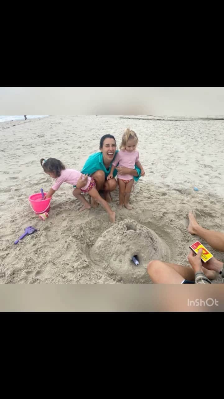 シェイラ・カストロのインスタグラム：「Sim, ontem fizemos um vulcão pras nossas filhas!!! Cada dia uma coisa nova! E foi pura diversão né @brebla15? Lembro que minha mãe fazia pra mim e meus irmãos quando éramos pequenos! E vcs que lembranças têm da infância de vcs???」