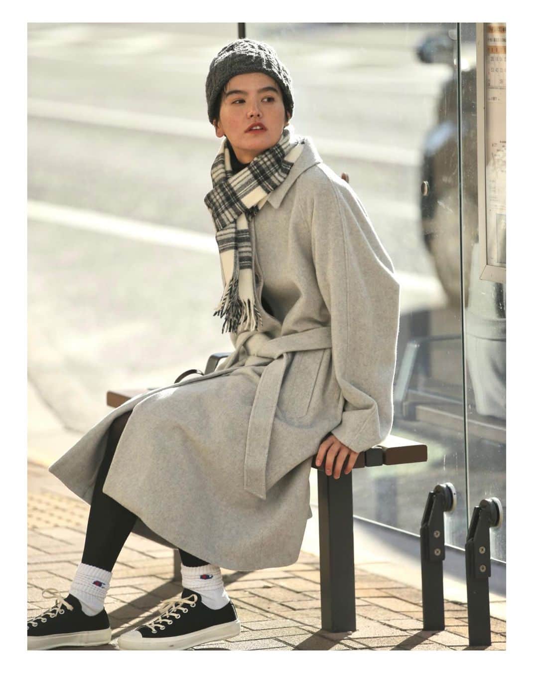 CLUÉLmagazineさんのインスタグラム写真 - (CLUÉLmagazineInstagram)「グレーのロングコートが主役の休日のリラックススタイル🍂 ちょっとそこまでのワンマイルコーデは、羽織るだけでスタイルが決まるラップコートがおすすめ♡ 上品なライトグレーをチョイスすることで落ち着いた雰囲気に仕上がる。小物はコートとトーンを合わせ、まとまり感のあるスタイリングに。  from vol.57 P ・・・・・・・・・・・・・・・・・・・・・・・・・・﻿ #cluel #クルーエル #cluelmagazine #クルーエル女子 #fashion #ファッション好き #おしゃれ #グッドガール #ラップコート #ニットキャップ #チェックマフラー #スニーカー女子 #シンプルが好き #ワンマイルウェア  ﻿ こちらのアカウントもフォローしてね！﻿ @cluel_homme﻿ @navys_magazine」11月22日 10時32分 - cluelmagazine