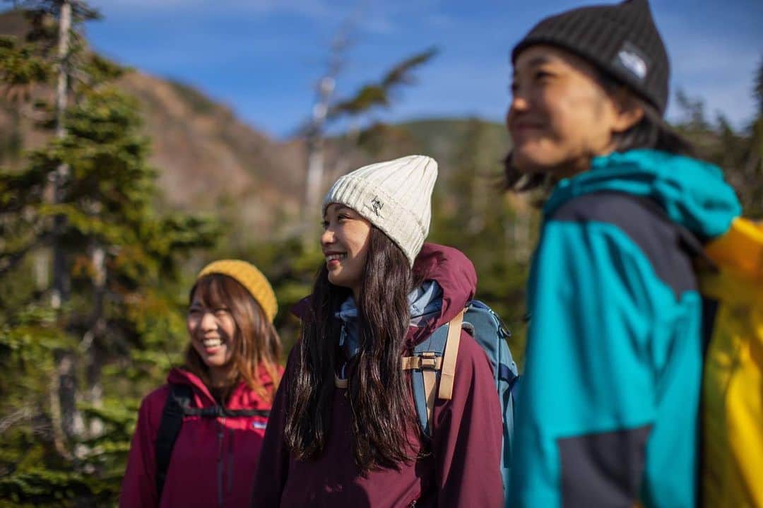 岩本憧子のインスタグラム：「. 少し前の事だけど... . 秋トレッキング🍁 . 朝イチ晴れて気持ちよかったなぁ☺️ . 📷: @jun_yamagishi_    @goat.outdoorcrew  . . #秋　#トレッキング #hakuba #白馬 #栂池自然園  #houdini  #houdinisportswear  #plusoneworks @houdinisportswear_japan  @plusoneworks」