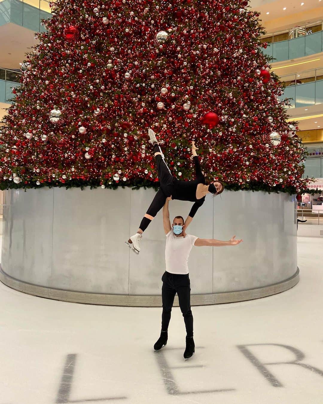 アシュリー・ケインのインスタグラム：「rockin’ around the christmas tree!!」