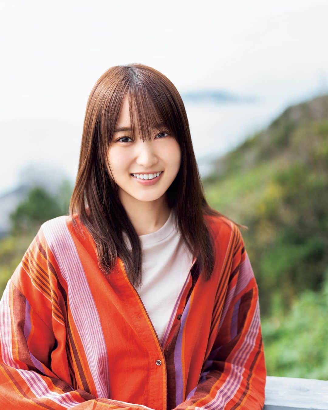 週刊少年マガジンのインスタグラム：「発売中の #週刊少年マガジン 51号に #菅井友香 さんが登場！  なんと今週から４号連続の櫻坂46 祭り！メンバー総勢13人が４週に渡って週マガのグラビアをジャック！   必ず当たる！ 発売中の51号から4号連続で紙版 #マガジン を購入し応募券を集めると、 #櫻坂46 のオリジナルポストカードが必ず当たります！  4号連続櫻坂46祭り 出演陣はこちら！  ＜51号 11月18日発売＞ １期生の第１弾は菅井友香さん！    ＜52号 11月25日発売＞ 表紙・巻頭グラビア １期生・小池美波さん センターグラビア　１期生・渡辺梨加さん 巻末グラビア　２期生・守屋麗奈さん    ＜1号　12月2日発売＞ 表紙・巻頭グラビア ２期生・藤吉夏鈴さん & ２期生・山﨑天さん センターグラビア　２期生・関有美子さん & ２期生・松平璃子さん  巻末グラビア　２期生・大沼晶保さん & ２期生・大園玲さん  ＜2・3合併号 12月9日発売＞ デビューシングル『Nobody’s fault』と同時発売！ 表紙・巻頭グラビア ２期生・森田ひかるさん（表題曲センター） センターグラビア　１期生・尾関梨香さん 巻末グラビア　２期生・井上梨名さん  お楽しみに！  撮影 / HIROKAZU スタイリング / 優哉 ヘアメイク / 平松浩幸 デザイン / 坂上和也 ( banjo )」