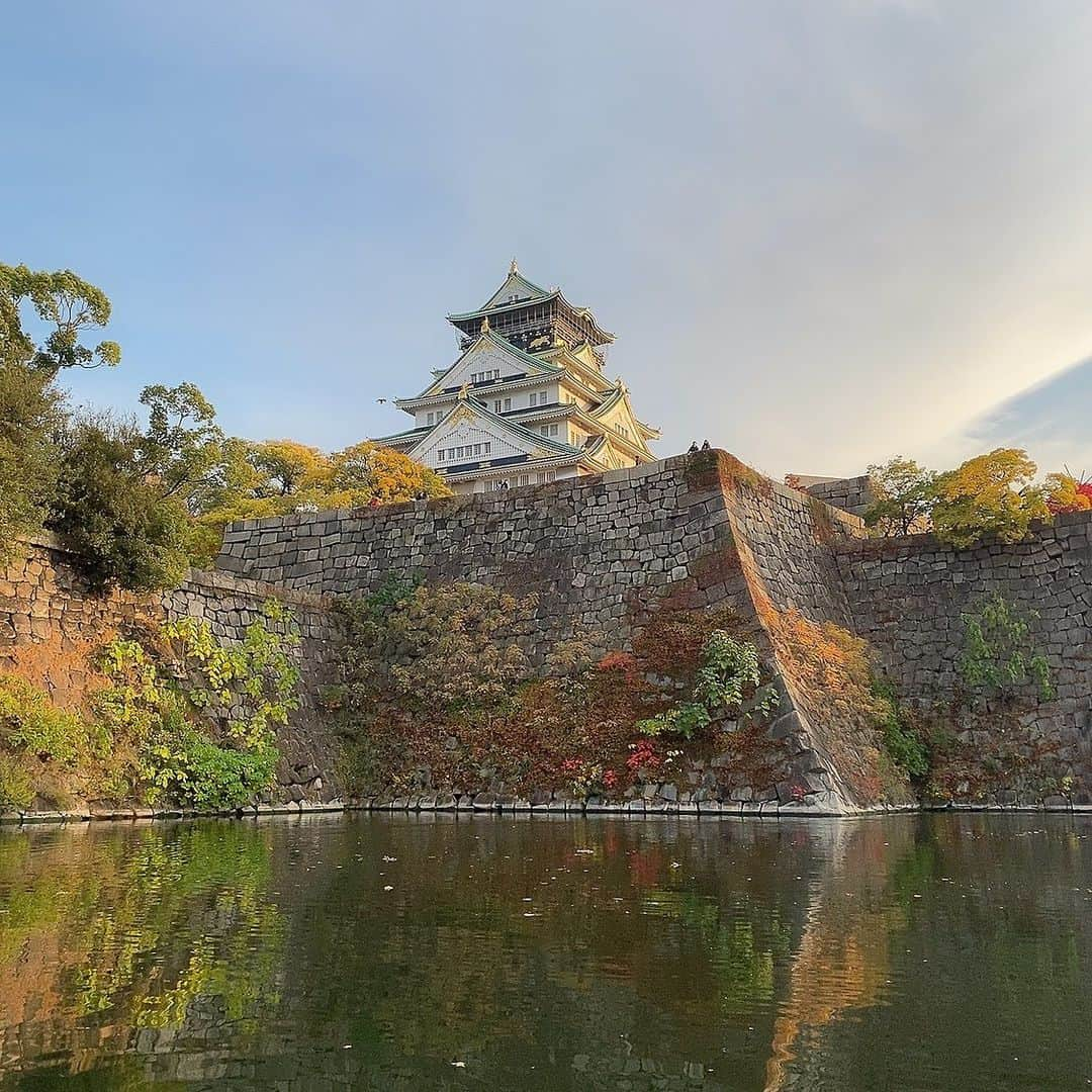 フォンチーさんのインスタグラム写真 - (フォンチーInstagram)「この間の短期間の撮影は大阪に行ったのですが、初めて大阪城を目の前で見てきました。 . やっぱり生大阪城は迫力があって、とっても歴史味溢れていました。 . 目の前の川に反射する大阪城もまた美しい。 . 作品の出来上がりが楽しみ。 . 皆様も情報解禁をお楽しみに:-)」11月22日 9時04分 - fonchi1216