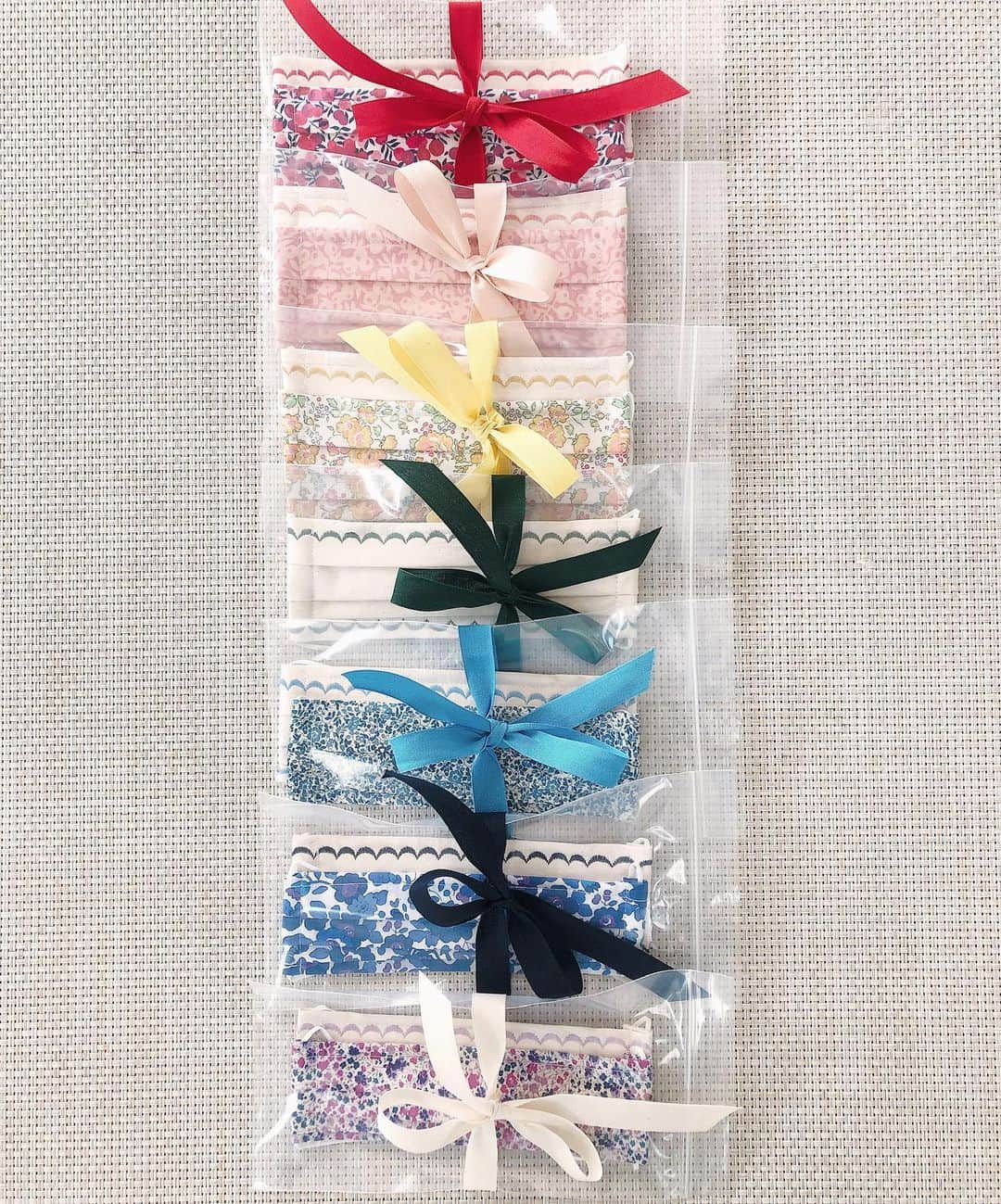 レフラーランドールのインスタグラム：「@jessie_loeffler_randall made a special contribution to this year’s Craft Fair ❤️ These lovingly hand sewn mask sets come in a rainbow of Liberty prints and scallops (each set includes one floral print and one scallop embroidered mask), and each one sold benefits @godslovenyc . We love these as a special gift that gives back.」