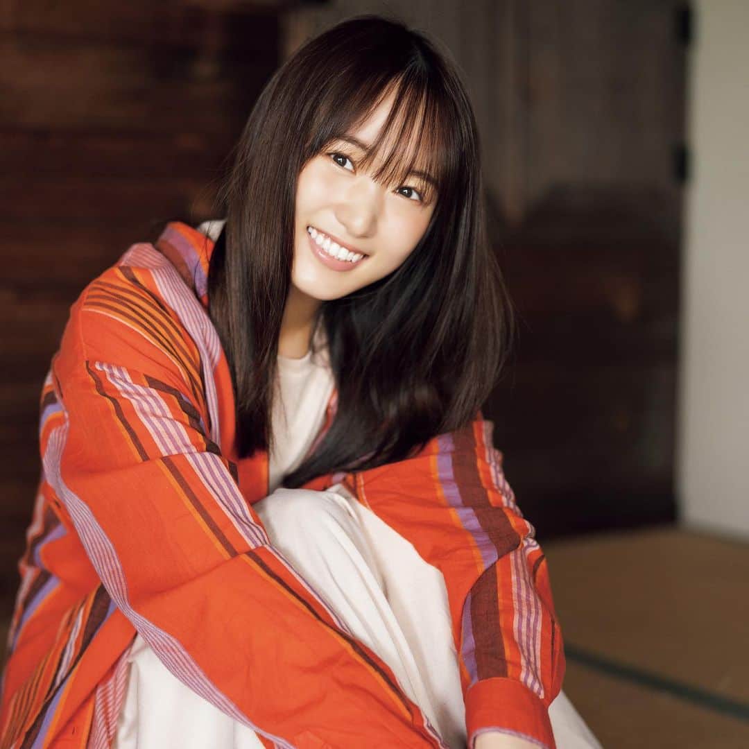 週刊少年マガジンのインスタグラム：「発売中の #週刊少年マガジン 51号に #菅井友香 さんが登場！  なんと今週から４号連続の櫻坂46 祭り！メンバー総勢13人が４週に渡って週マガのグラビアをジャック！   必ず当たる！ 発売中の51号から4号連続で紙版 #マガジン を購入し応募券を集めると、 #櫻坂46 のオリジナルポストカードが必ず当たります！  4号連続櫻坂46祭り 出演陣はこちら！  ＜51号 11月18日発売＞ １期生の第１弾は菅井友香さん！    ＜52号 11月25日発売＞ 表紙・巻頭グラビア １期生・小池美波さん センターグラビア　１期生・渡辺梨加さん 巻末グラビア　２期生・守屋麗奈さん    ＜1号　12月2日発売＞ 表紙・巻頭グラビア ２期生・藤吉夏鈴さん & ２期生・山﨑天さん センターグラビア　２期生・関有美子さん & ２期生・松平璃子さん  巻末グラビア　２期生・大沼晶保さん & ２期生・大園玲さん  ＜2・3合併号 12月9日発売＞ デビューシングル『Nobody’s fault』と同時発売！ 表紙・巻頭グラビア ２期生・森田ひかるさん（表題曲センター） センターグラビア　１期生・尾関梨香さん 巻末グラビア　２期生・井上梨名さん  お楽しみに！  撮影 / HIROKAZU スタイリング / 優哉 ヘアメイク / 平松浩幸 デザイン / 坂上和也 ( banjo )」