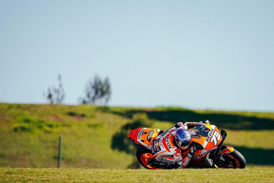レプソル・ホンダのインスタグラム：「Windows XP desktop but make it MotoGP.」