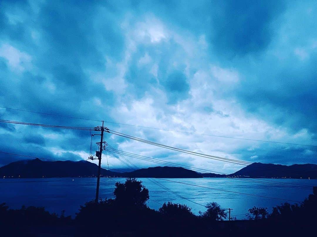 Takumi Kawaharaさんのインスタグラム写真 - (Takumi KawaharaInstagram)「故郷-ふるさと- 生まれ島に久しぶりに帰りました。 ストンと本来の自分に戻るような感覚。目に映る景色が、すべて懐かしくて新しくて、「こんなにも美しく尊い場所にいたのかー」なんてことを感じさせてもらいました。  私の原点。 美しいと感じるココロを育んでくれた場所です。  今回は大好きな友人たちと共に帰ったこともあり、嬉しさもひと塩でした。  #自分らしさの原点 #beyourself」11月22日 9時10分 - takumi.kwhr