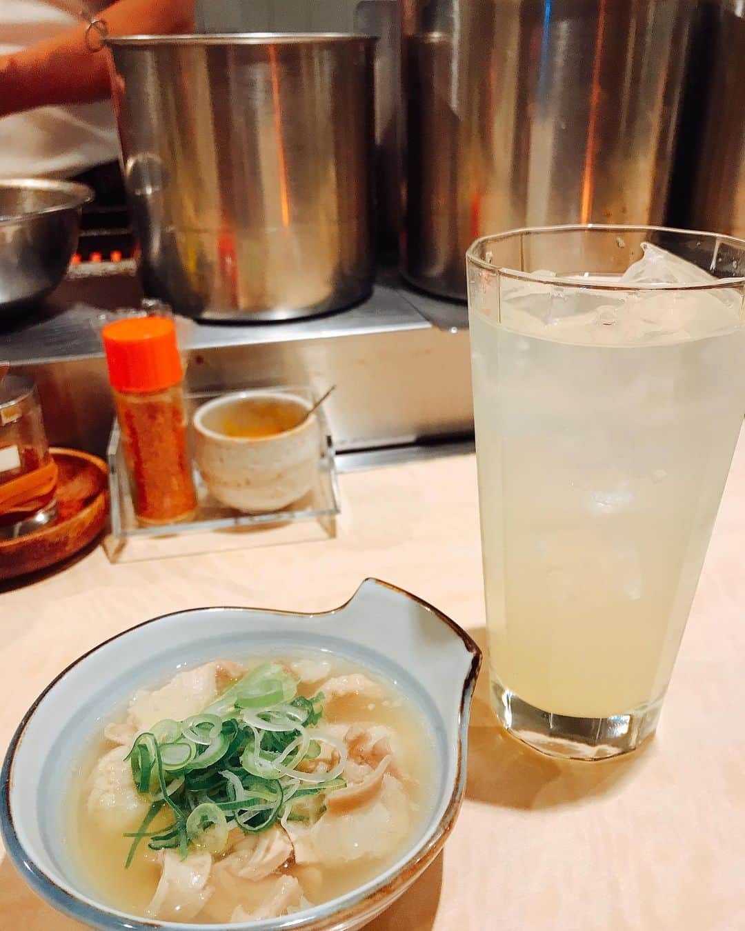 のインスタグラム：「久々に鈴木屋さん。大満足🤩 ・ ・ #なかなか入れない #2巡目に滑り込み #煮込み最高です #串焼き も #夜8時には売り切れてしまうことも #お店でいただいたのは1年半ぶりくらい🤔 #コロナ自粛期間はテイクアウトでお世話になりました #あったかごはん  #ソーシャルディスタンス継続 #会話もそこそこに夢中で食べる」