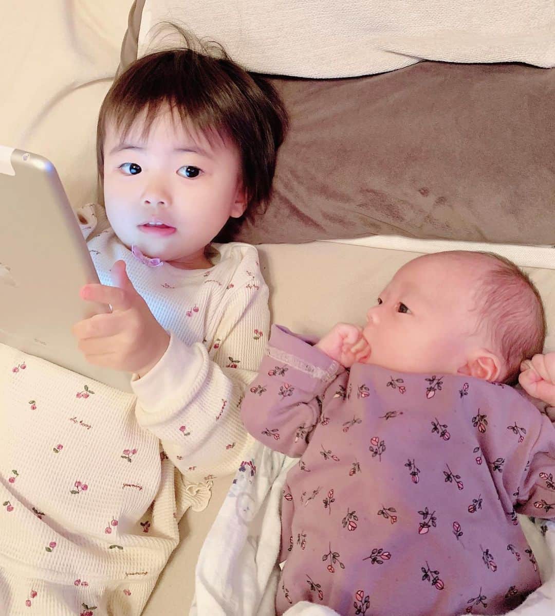 mariomi324のインスタグラム：「仲良し👧🏻♥️👶🏻 ねえねのパジャマは#アプレレクール のさくらんぼ🍒ちゃんだよ💕 ♡ ♡ ♡ ♡ #3歳1ヶ月 #3歳 #生後1ヶ月 #0歳 #ベビーガール #babygirl #女の子ママ #姉妹ママ #姉妹 #赤ちゃんのいる生活 #赤ちゃんのいる暮らし #ベビー用品 #ベビーグッズ #宝物 #mamagirl #ママリ」