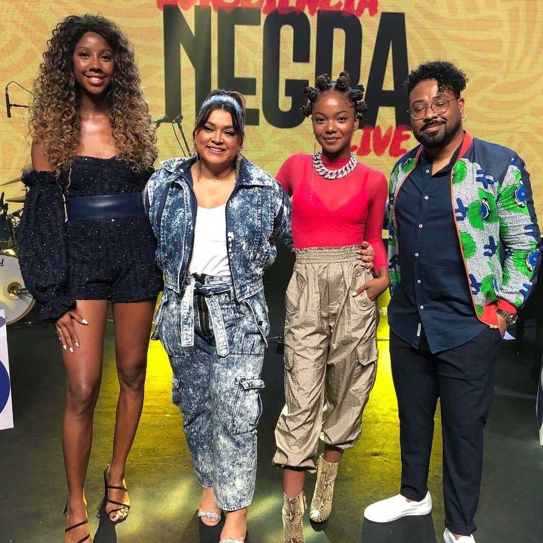 Preta Gilのインスタグラム：「Segura esse bonde !!! @camilladelucas @cecilia_chancez @alegarcia #consciêncianegralive parabéns @music2mynd foi tudo impecável!!! Por motivos de segurança(não aglomerar mesmo testados)  não pude tirar fotos com os outros artistas maravilhosos que também cantaram na live @agnesnunes @uriasss @euxama @negrali @mcsoffia !!! Foi lindo demais !!! Obrigada @niveabrasil e @timbrasil por fortalecerem nossa luta !!! Fotos do meu amigo @raul」