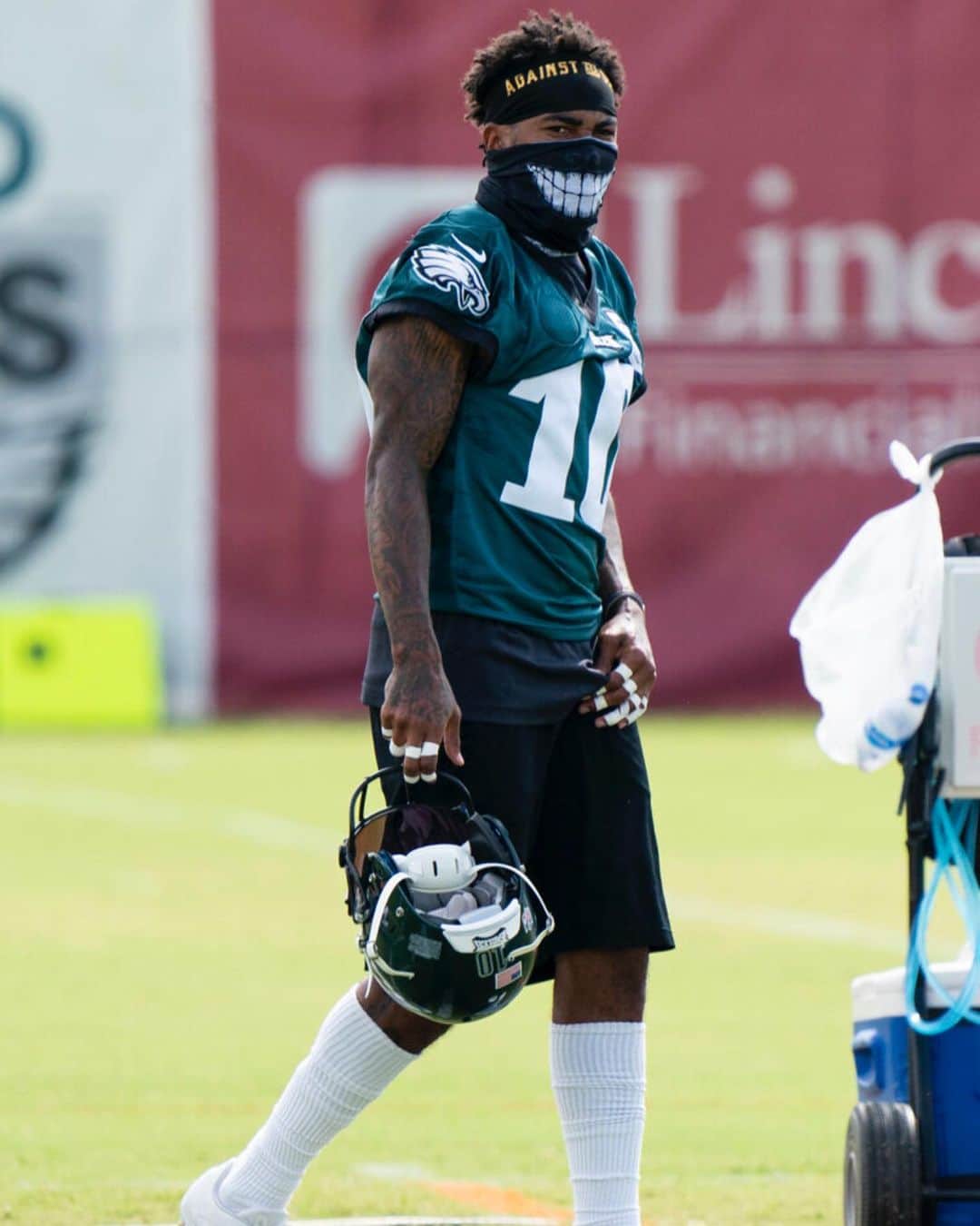 デショーン・ジャクソンのインスタグラム：「Never worried about what the critics say!! I feed off the NEGATIVE ENGERY, so keep fueling my fire!! I’m itching to get bac on the field with my bruddas!! Trust I’m still the known D JACC .. on the road to 100% we almost there 💪🏾🏁💪🏾」
