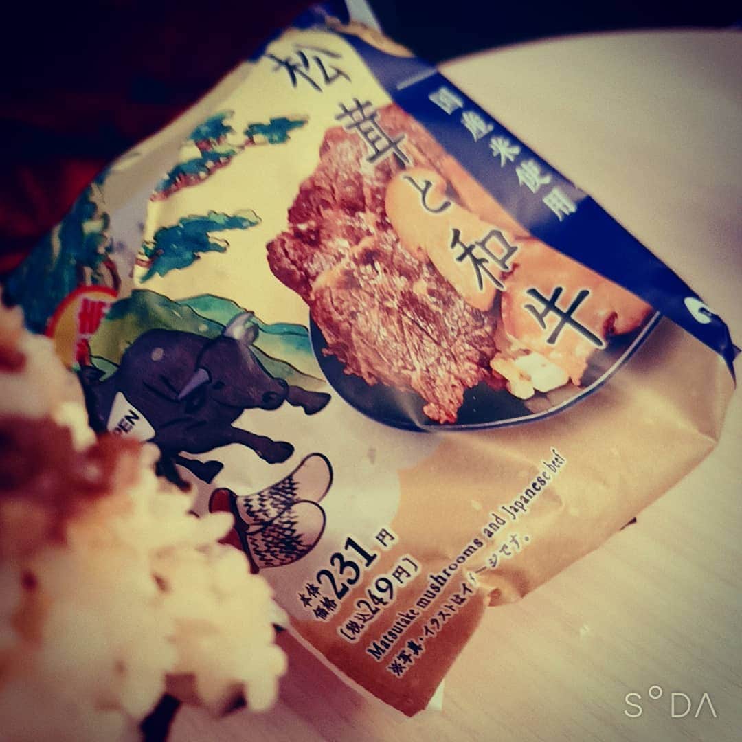 のインスタグラム：「。 さ、今日は楽しむ、頑張る！ ホテルの部屋で朝飯は… 松茸と和牛のおにぎり(˙◁˙) 贅沢なのか？わびしいのか？ (~0~)  今日はtwoステージ、夜は 身内のみしっぽり打上げ。 そして100キロ離れた宇佐 に移動し、明日夜までに、、 兵庫におり、翌日は東大阪の 講演、翌日京都の講演、その 翌日は松山2days……あはは、 あ、は、あ、は(￣▽￣;)  命掛けて死なないで活動 してきます！  いざ！！！  ～人生遊歩道～」